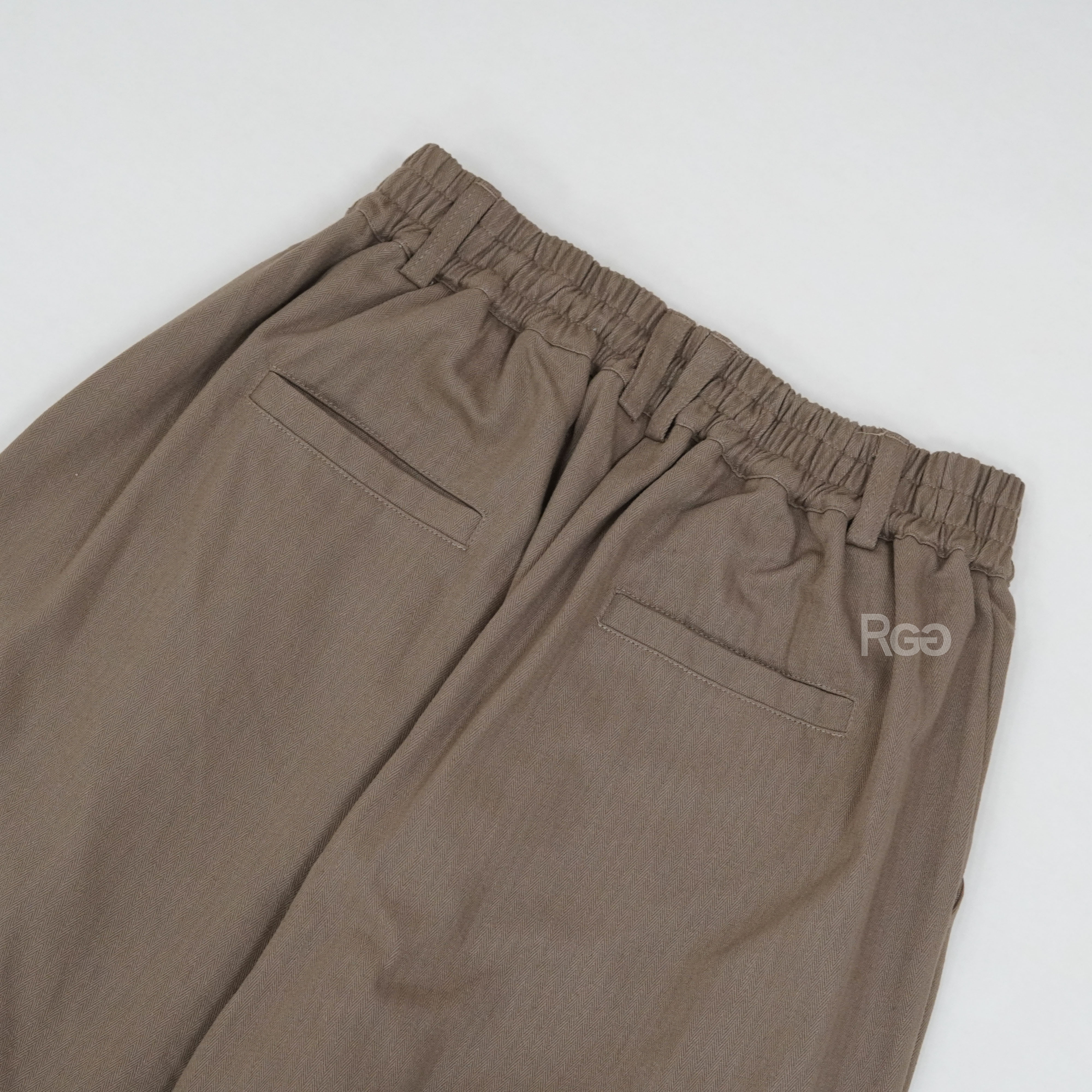 訂製款 人字紋打摺錐形寬褲背面口袋細節照