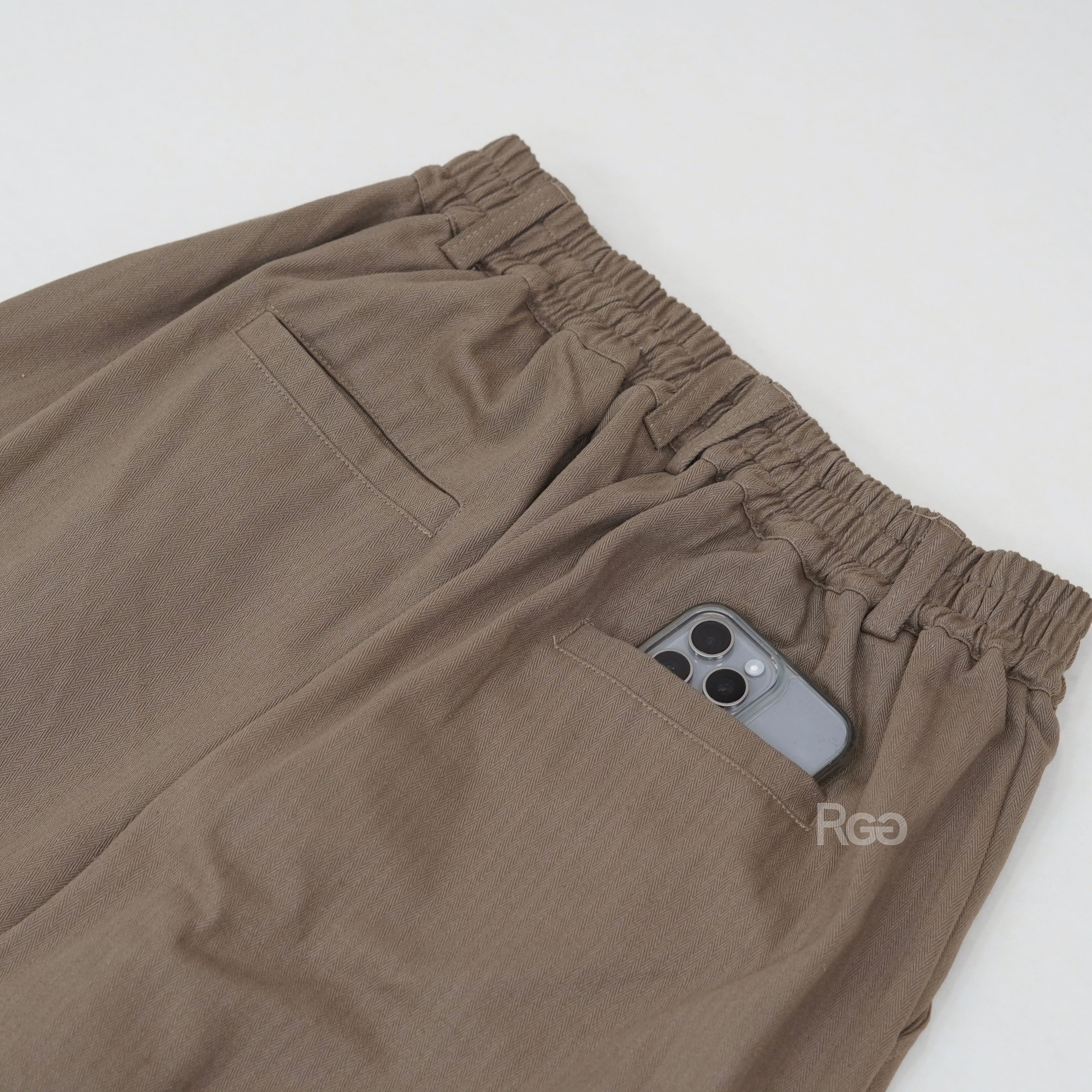 訂製款 人字紋打摺錐形寬褲背面特寫照