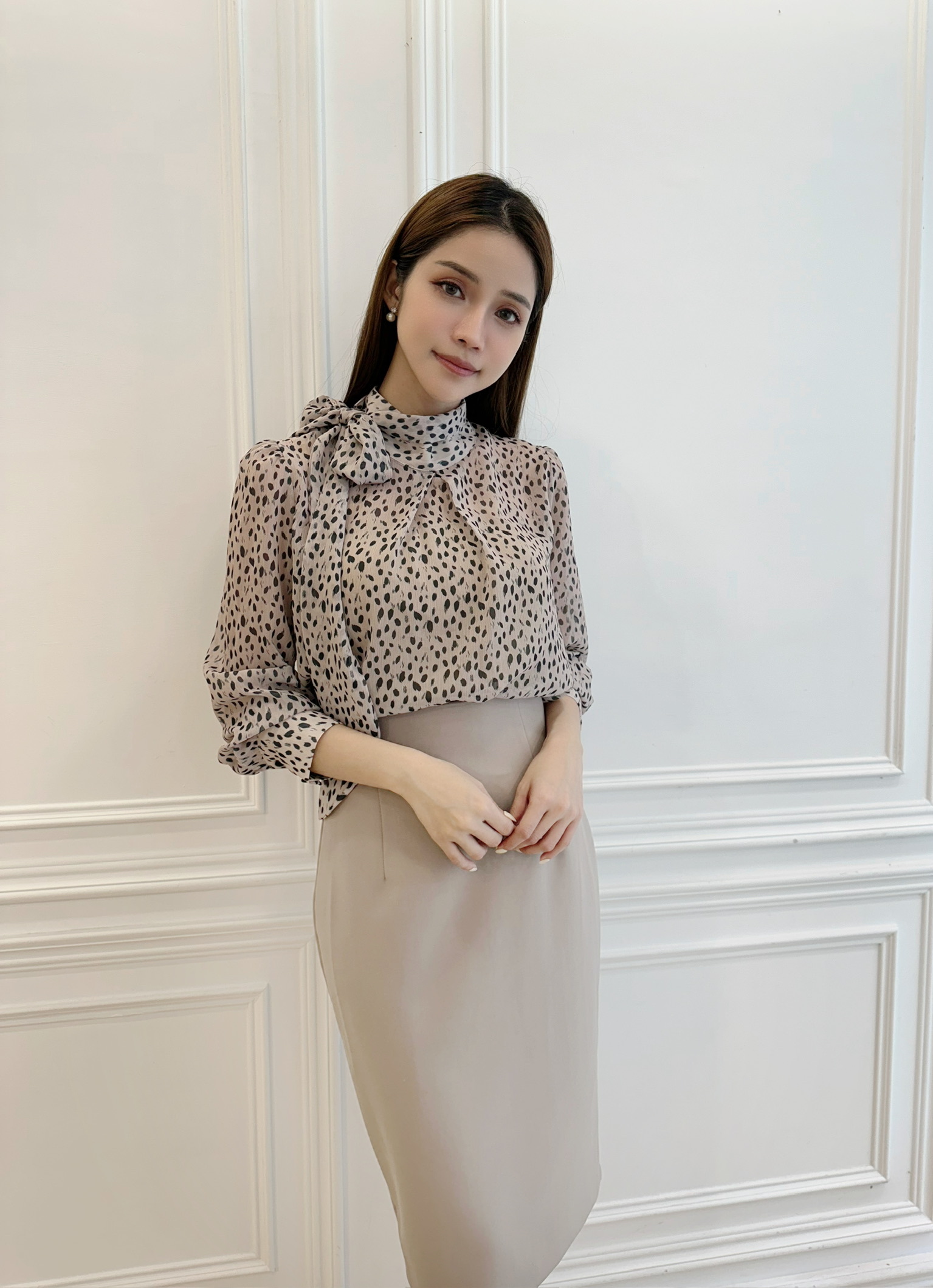 筆刷點點側領巾長袖上衣