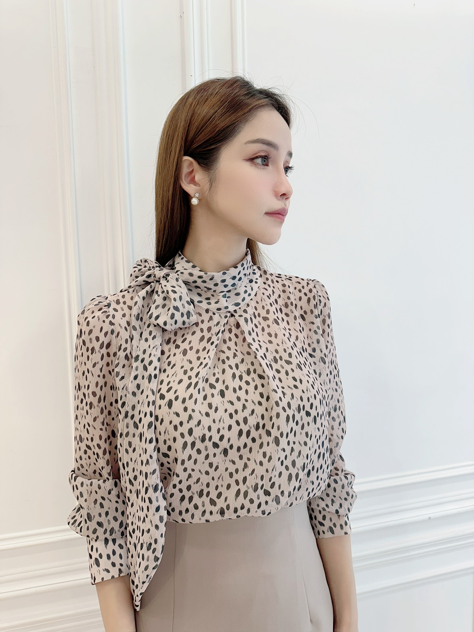 筆刷點點側領巾長袖上衣