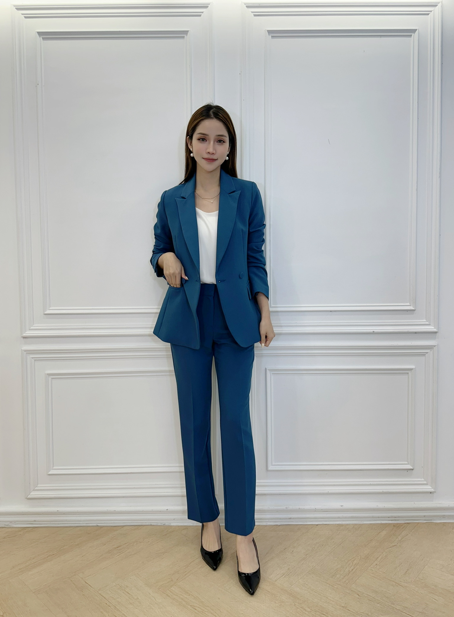 氣勢藍俐落合身套裝