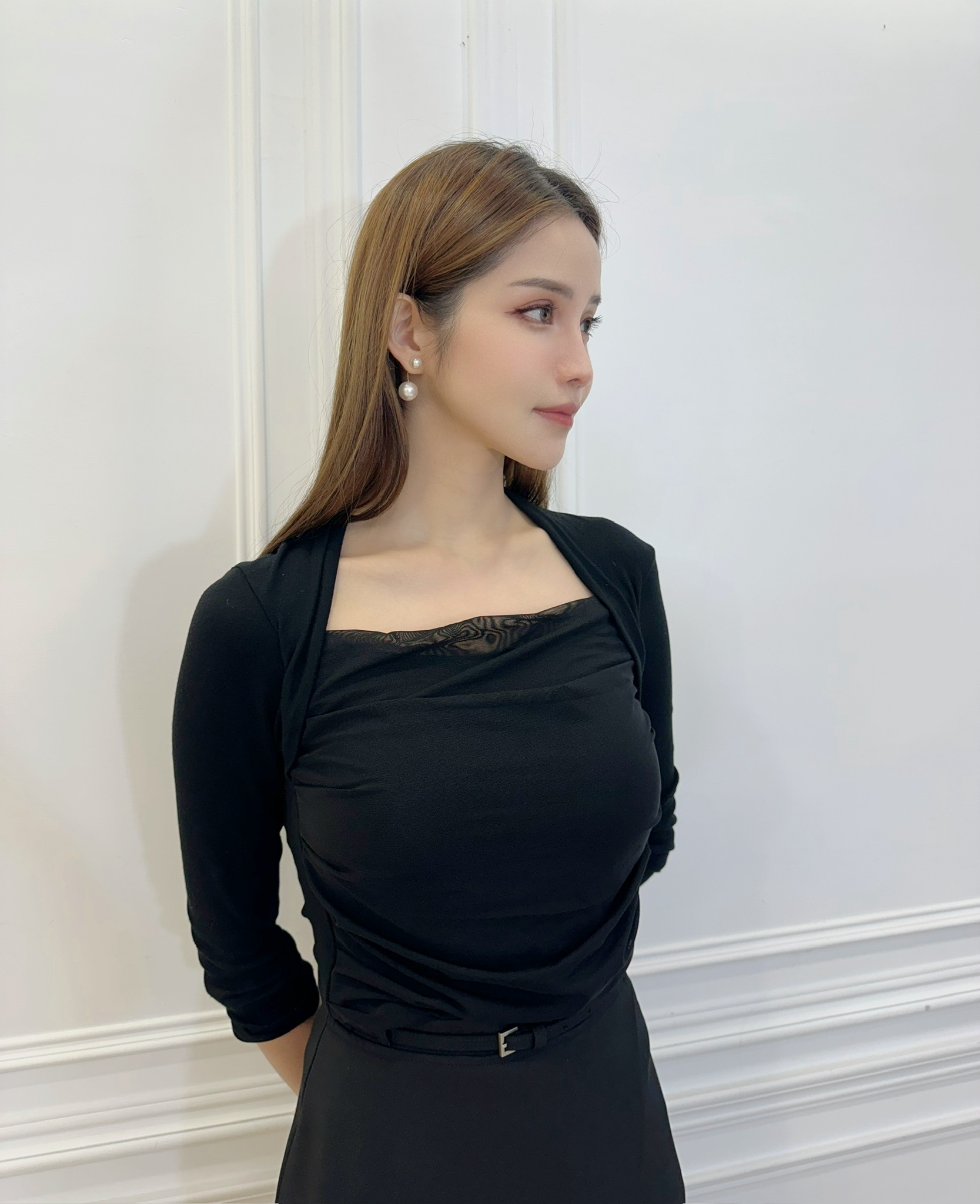 彈性顯瘦款抓皺梯形領上衣