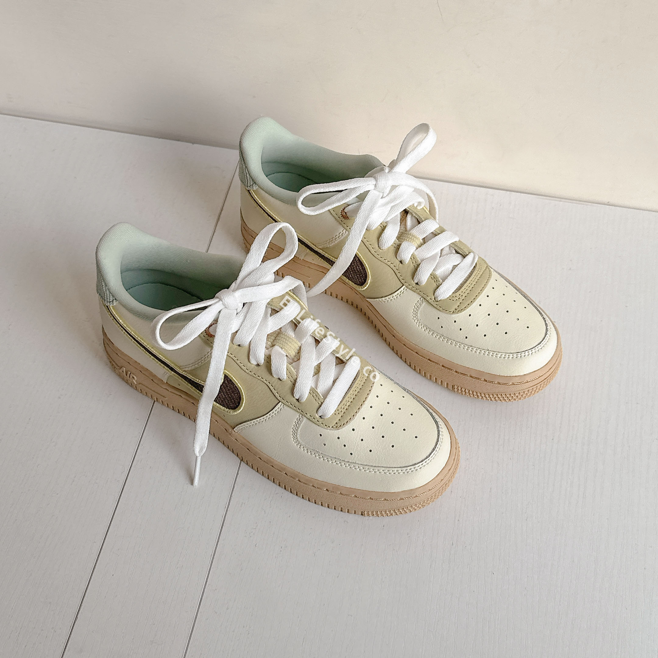 NIKE AIR FORCE 1 GS AF1 香草薄荷 焦糖底 米色 奶茶色 奶油色 灰綠 異材質 大童鞋 HQ3473-122 / 調貨