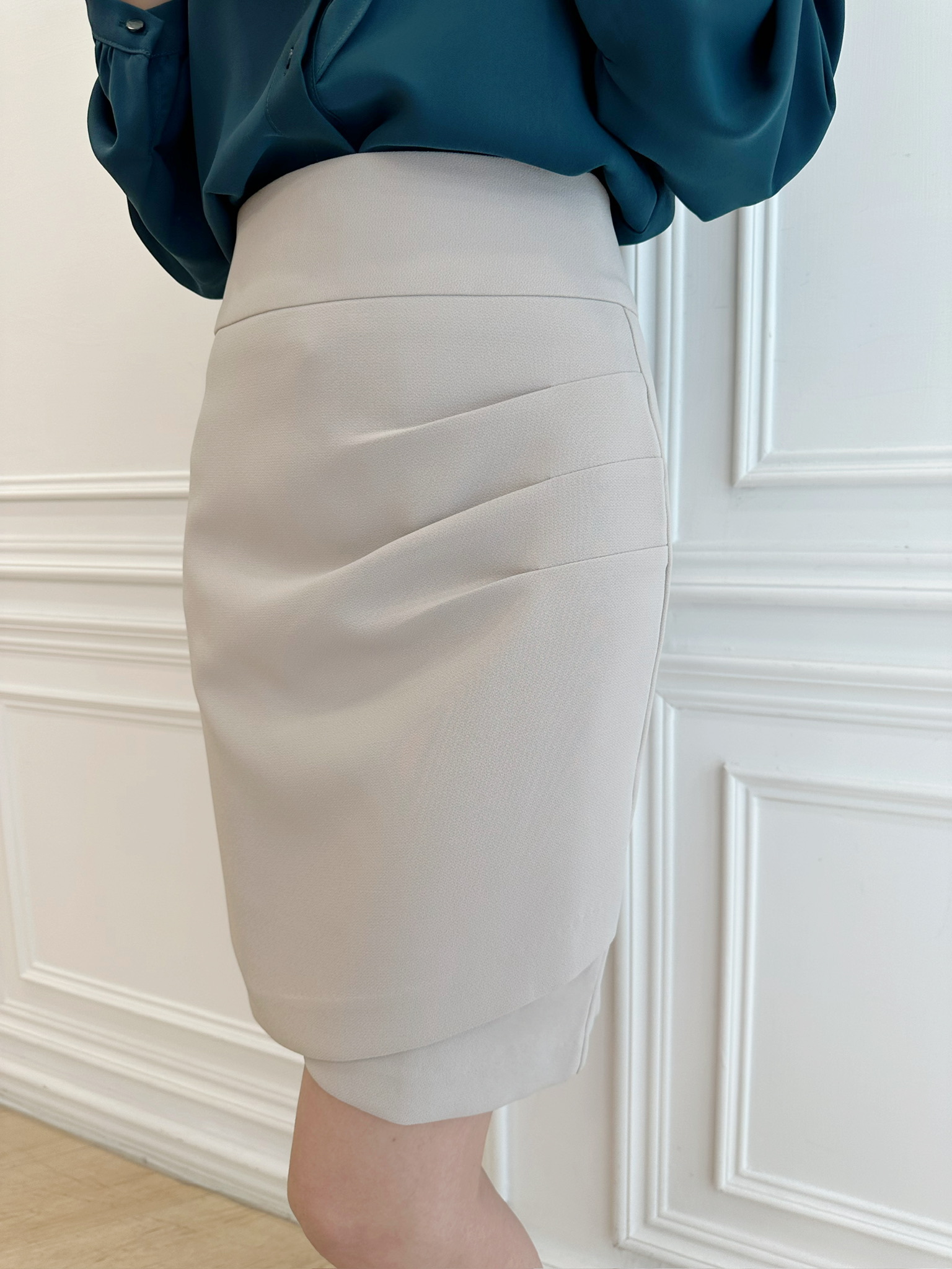 (JS好身形必備)側抓摺開衩短窄裙-米灰