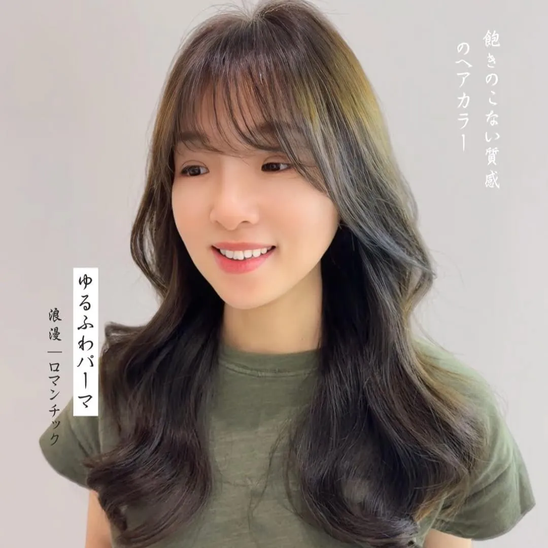 Eva’s work combines perms with "Small Face Bangs"