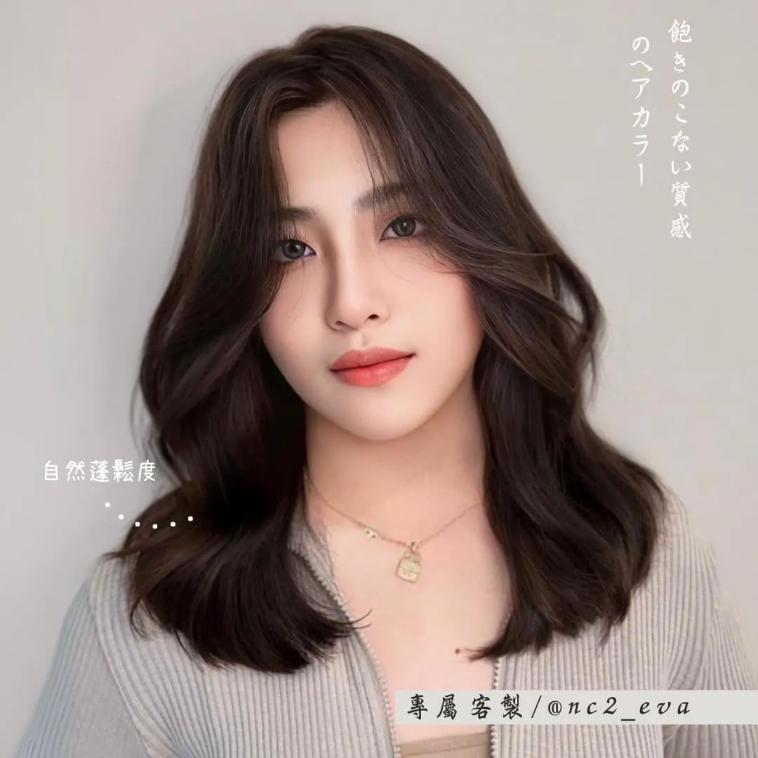 Eva’s work combines perms with "Small Face Bangs"