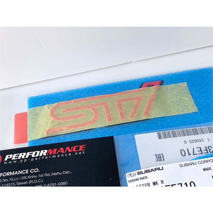 STI 紅字黑底標誌 93073FE710