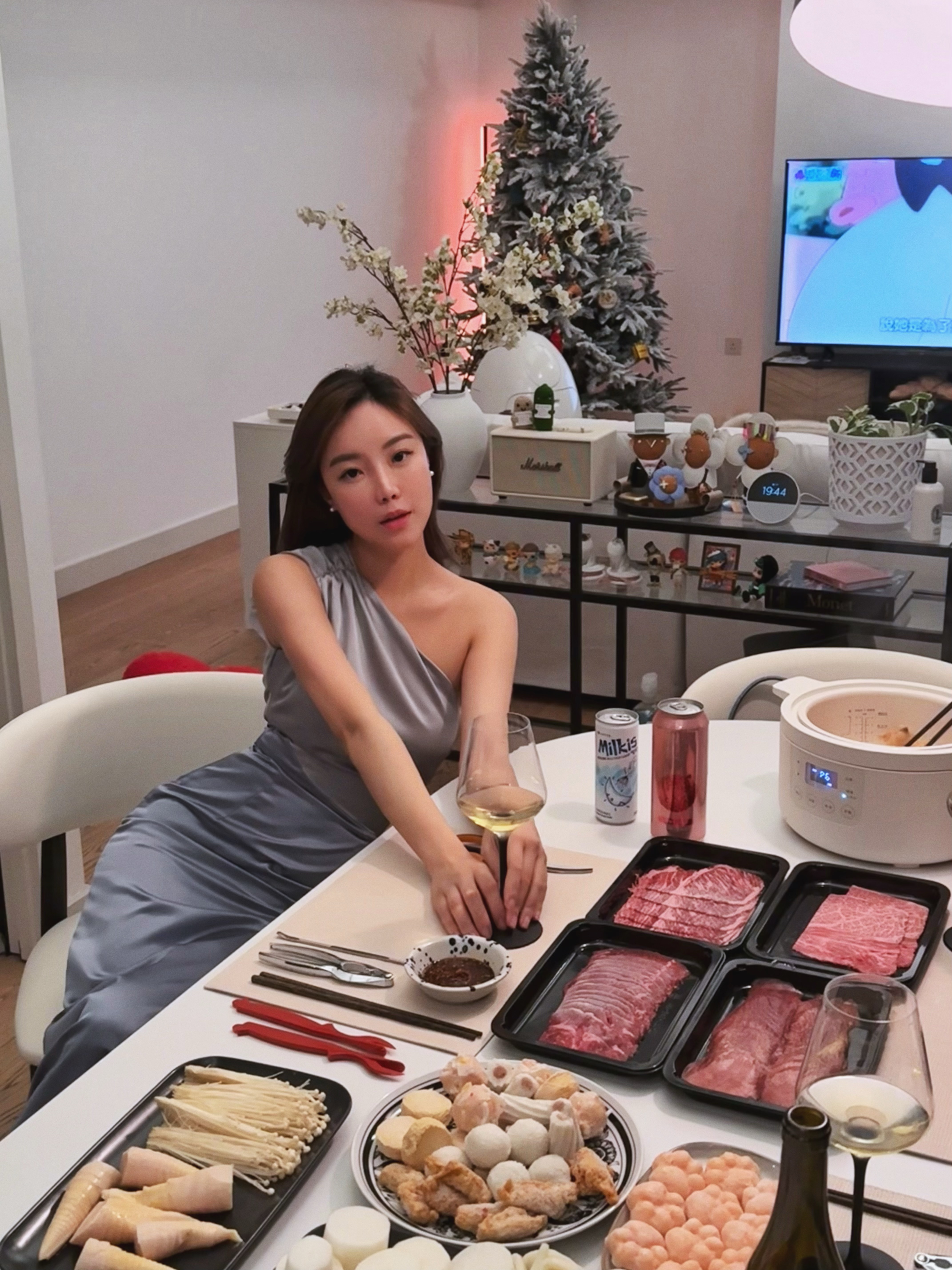 Reason 斜肩拼色緞面洋裝