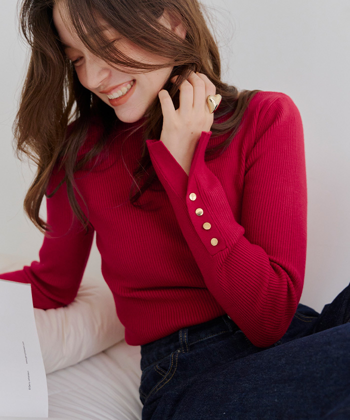 titivate ボートネックゴールド釦デザインニット紅M（AYXP3048）