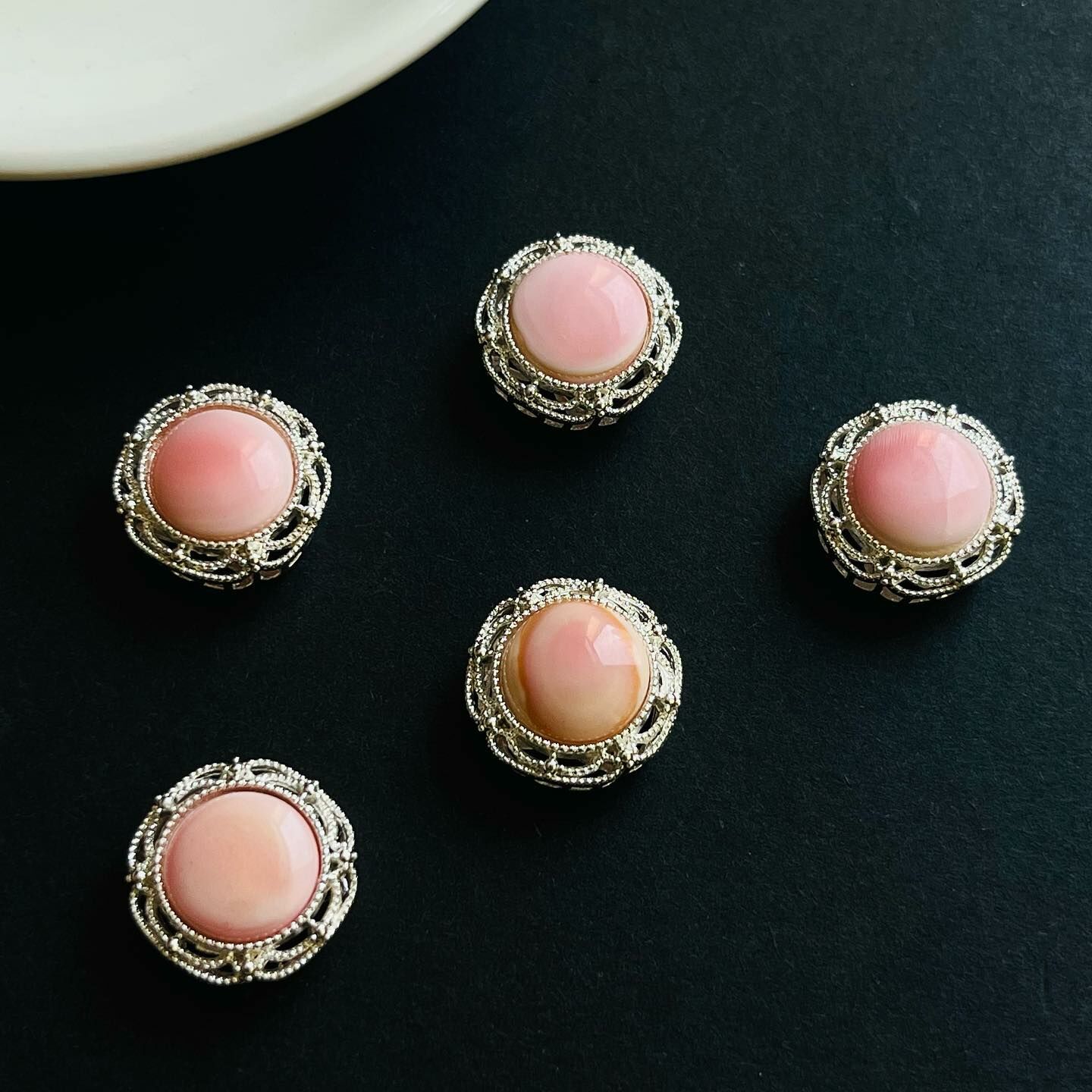 [原石] 女王貝 通孔 水晶魔盒 可當串珠配件或項鍊吊墜