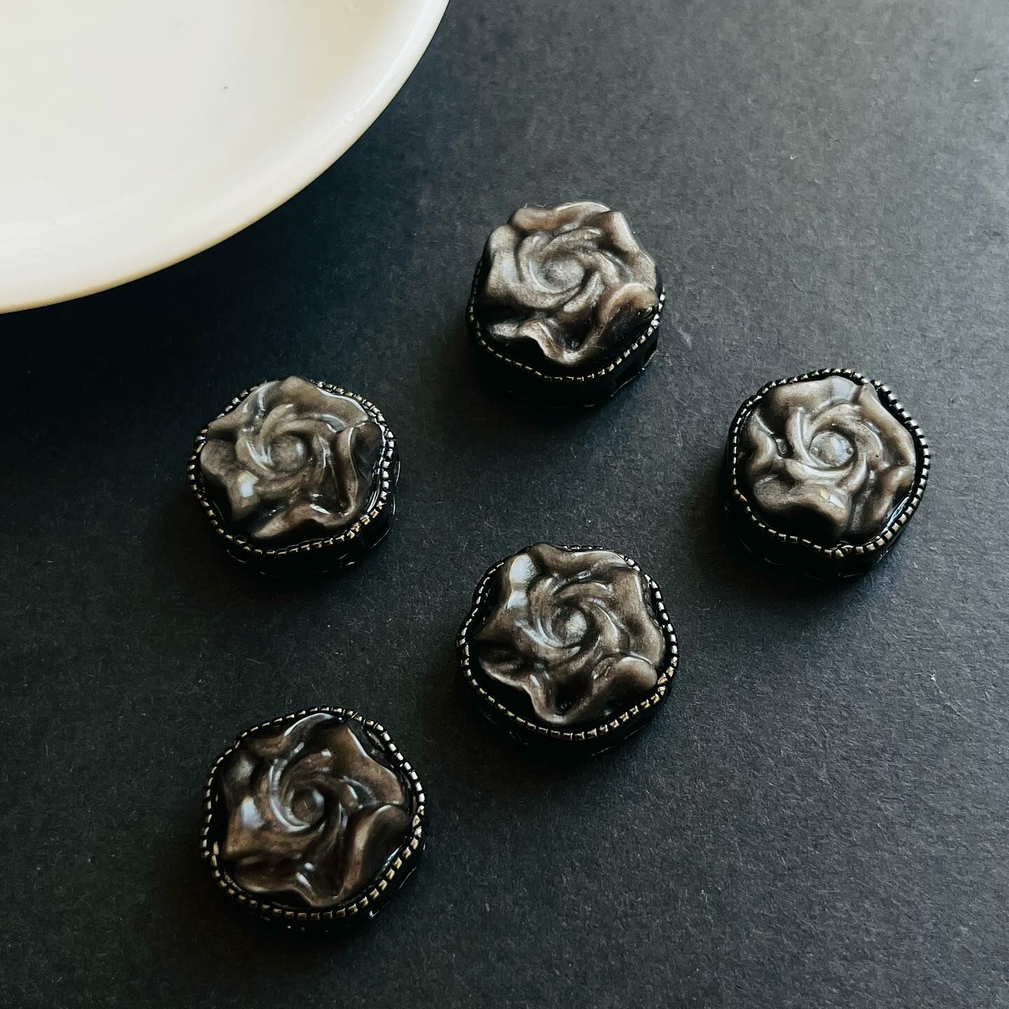 [原石] 銀曜石 玫瑰花 通孔 水晶魔盒 可當串珠配件或項鍊吊墜 隨機出貨