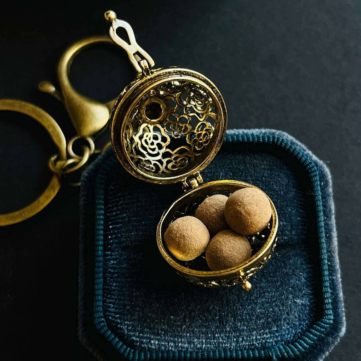 [原石] 水晶小球金屬盒 鑰匙圈 古青色 附贈香丸一瓶