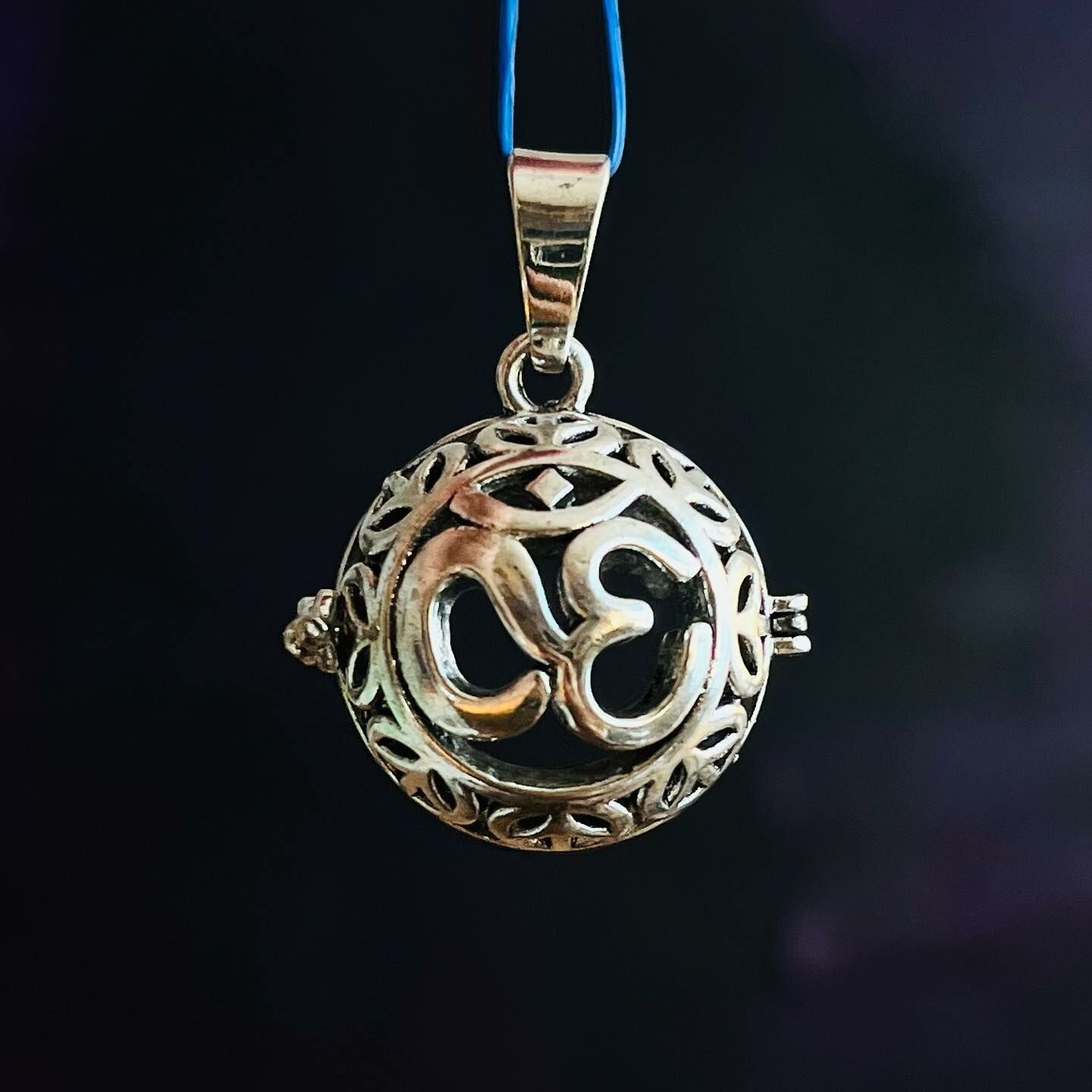 [原石] 嗡 om 字 水晶小球金屬盒 吊墜 附贈香丸一瓶