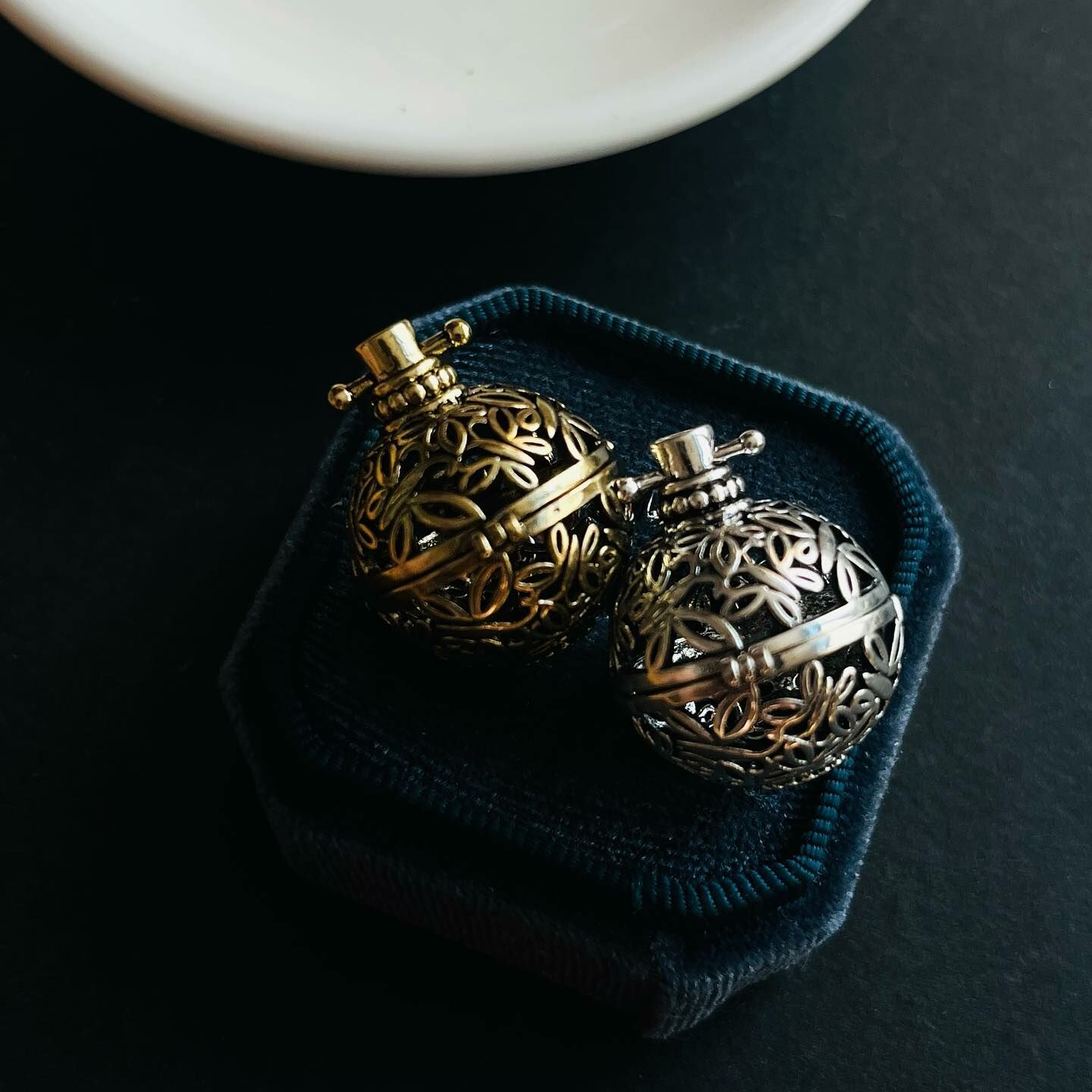 [原石] 水晶小球金屬盒 吊墜 蝴蝶款 附贈香丸一瓶