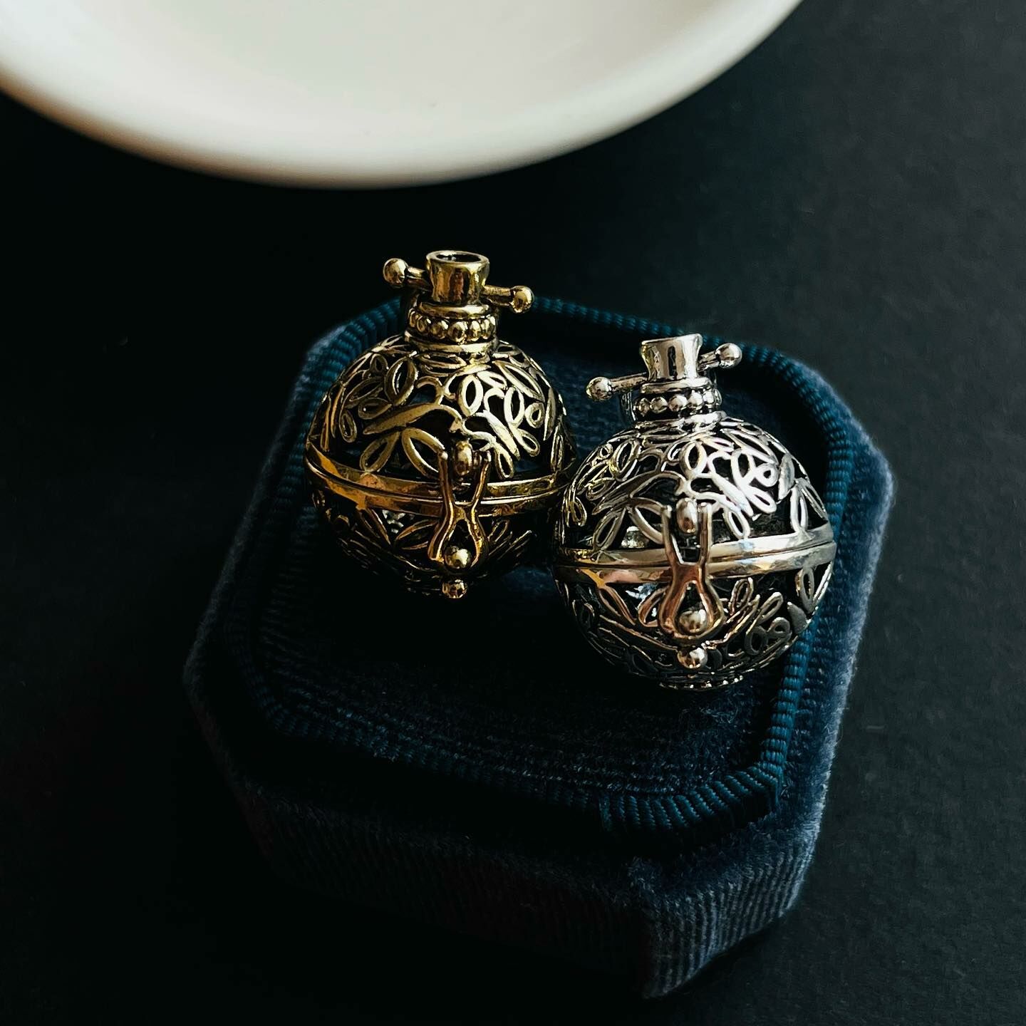 [原石] 水晶小球金屬盒 吊墜 蝴蝶款 附贈香丸一瓶