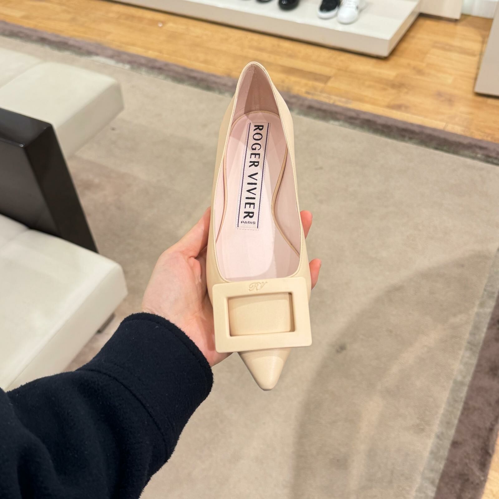 Roger Vivier RV gommettine ballerinas flats nude