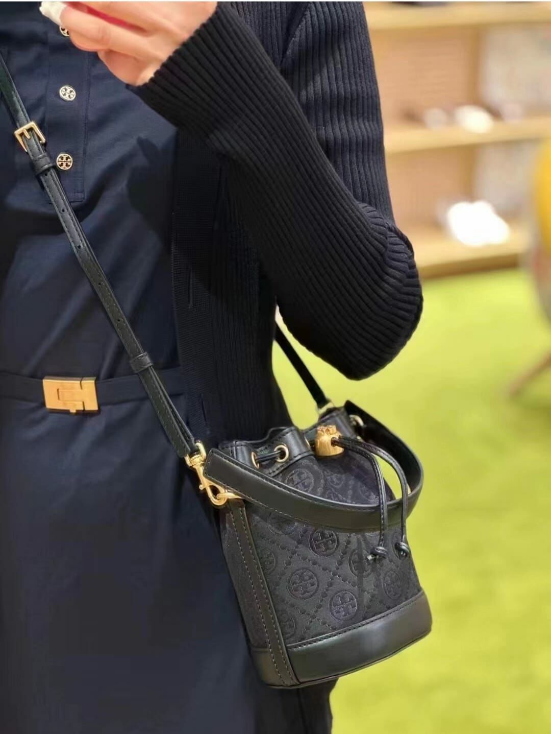 Tory Burch經典monogram logo水桶 最新黑色logo