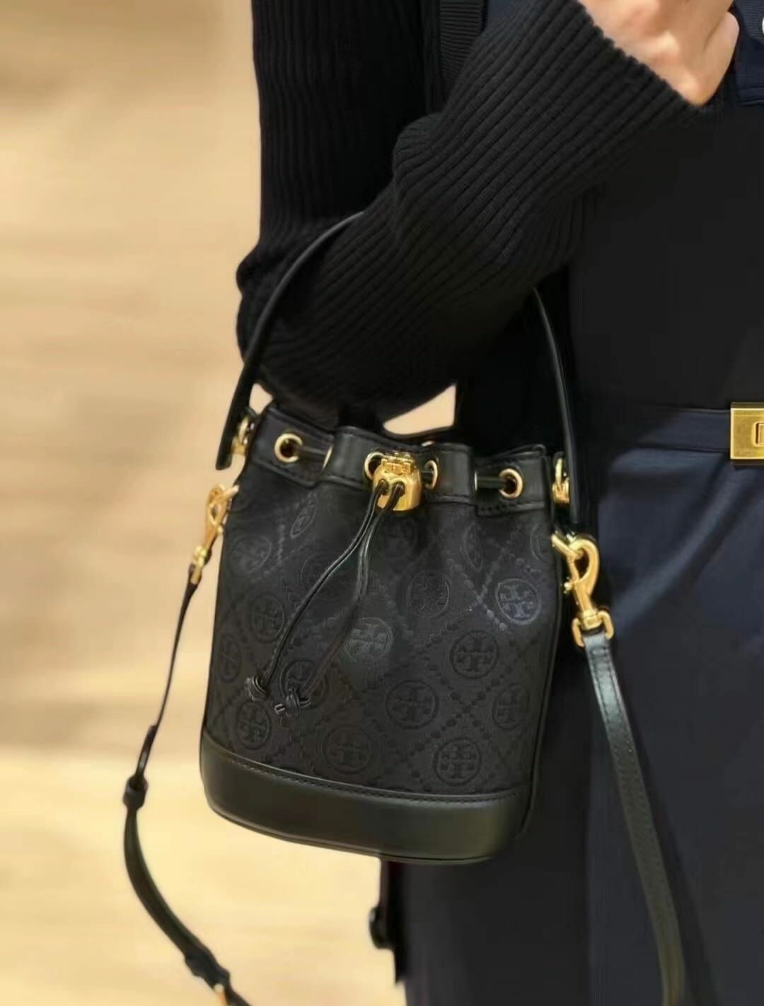 Tory Burch經典monogram logo水桶 最新黑色logo