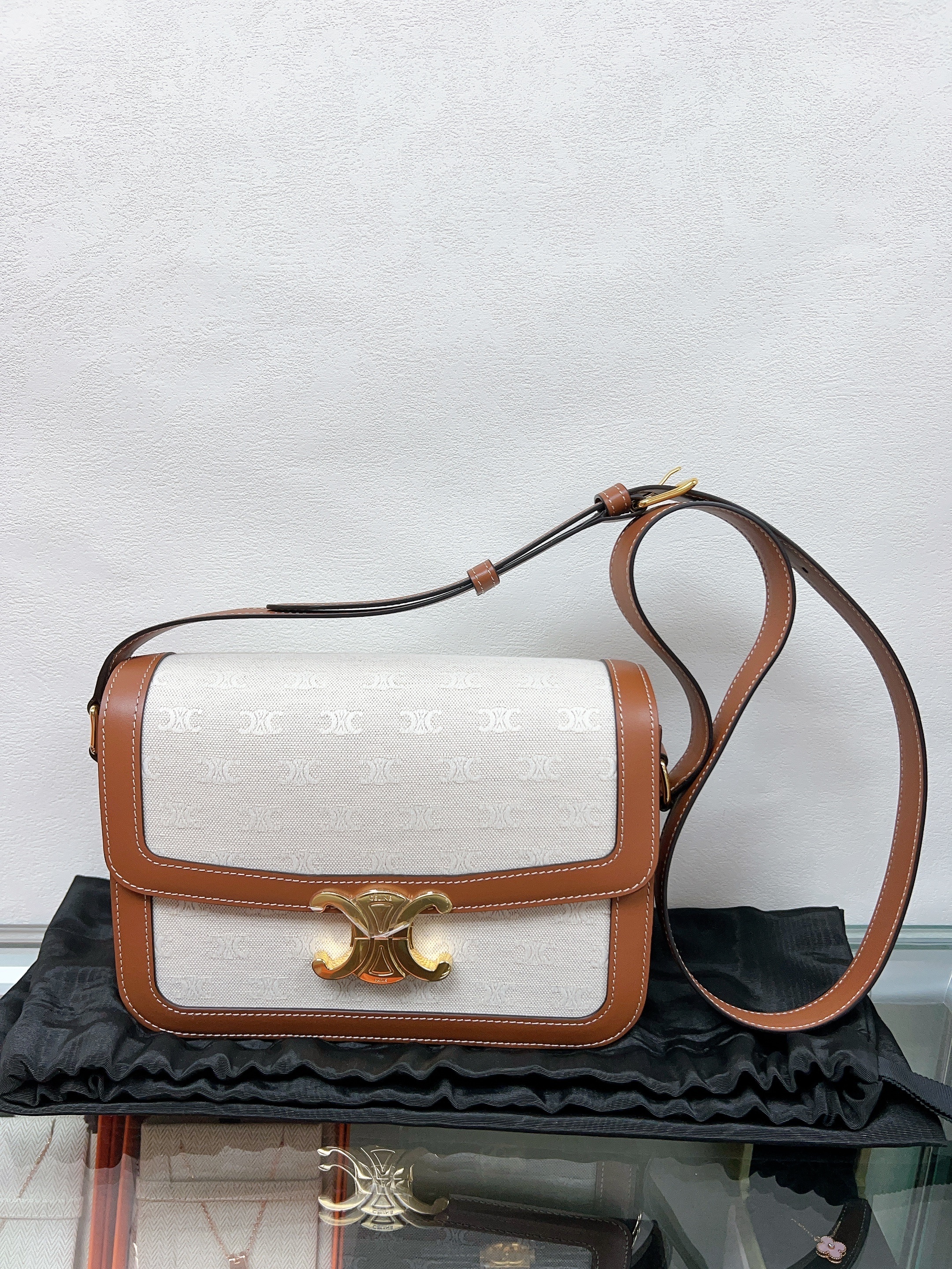 *Unused* Celine triomphe bag medium (beige canvas)