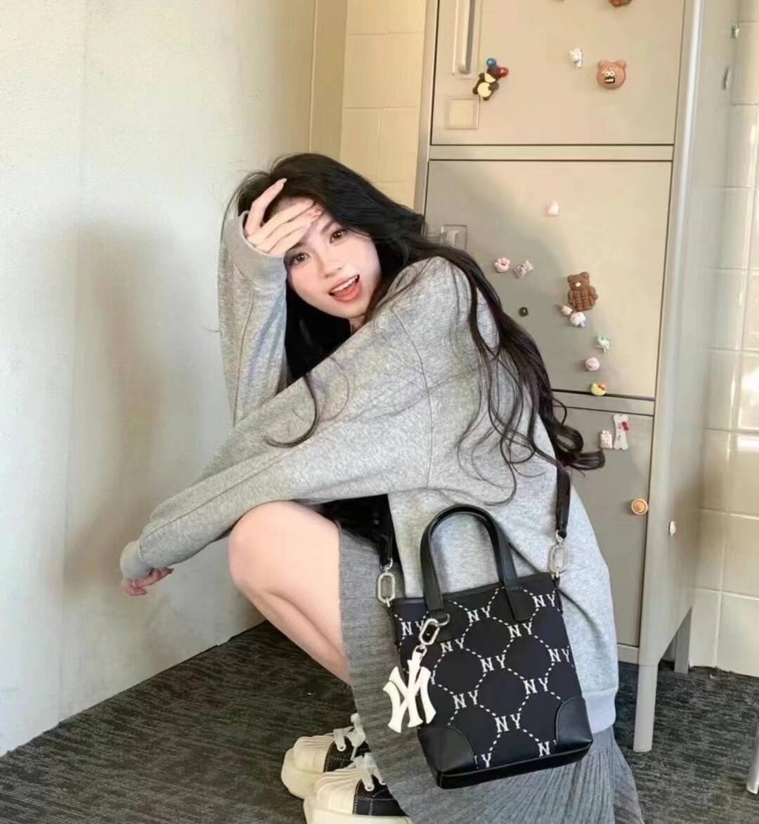 【現貨】 韓國代購 MLB MONOGRAM SHOULDER BAG 復古老花 手提小包 側背 (SP24印花風主題新款)