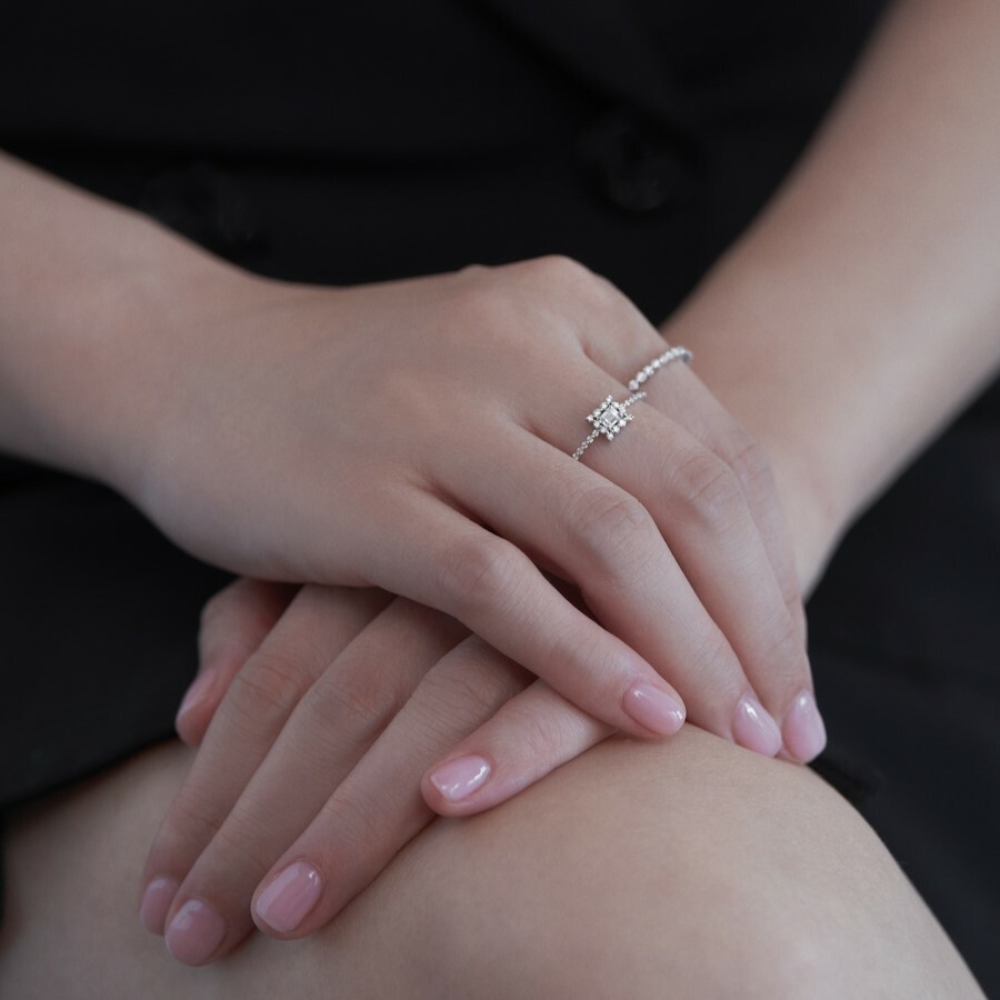 18K白金優雅祖母綠切割鑽石戒指