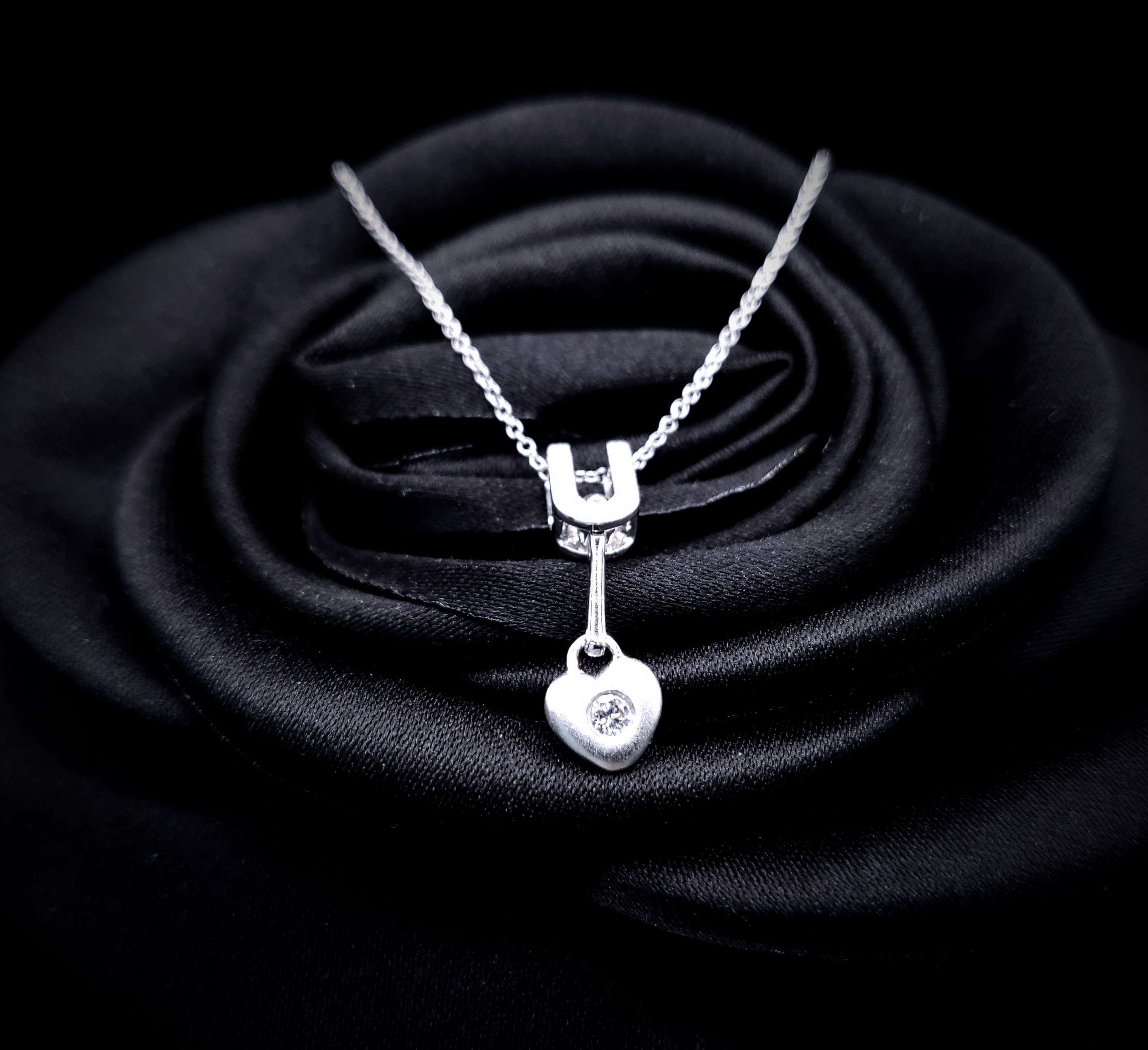 18K White Gold 0.04ct Diamond Pendant