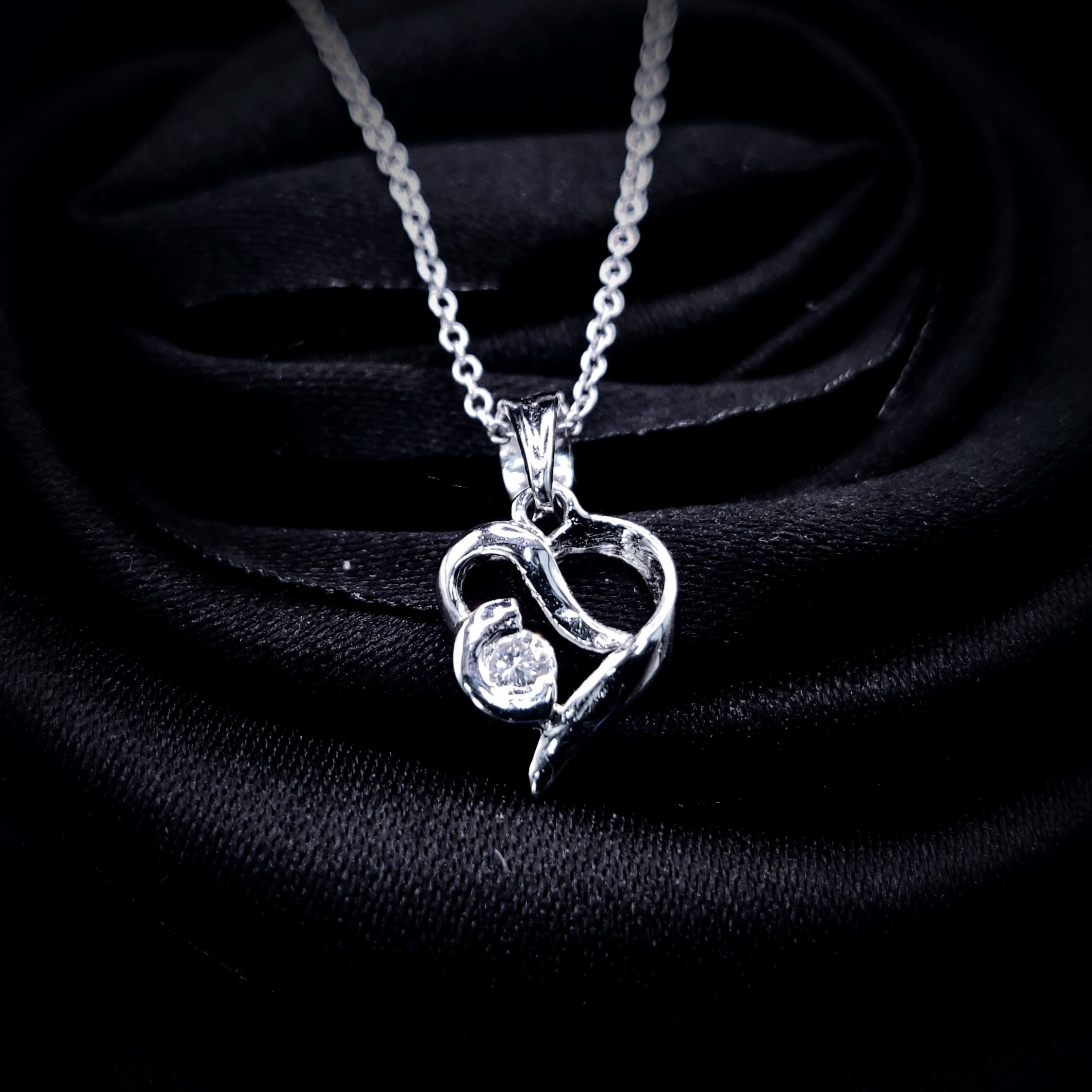 18K White Gold 0.04ct Diamond Pendant