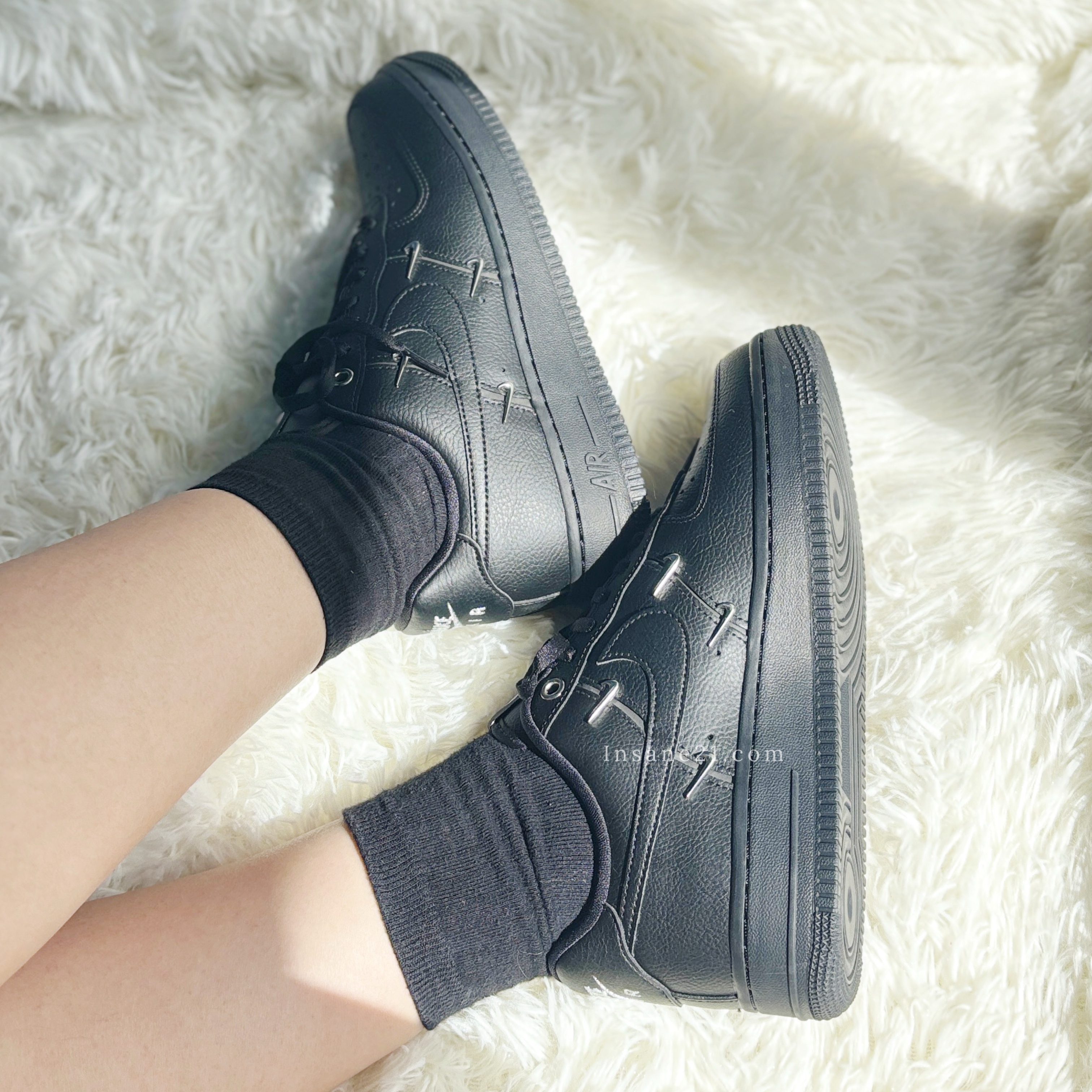 NIKE W AIR FORCE 1 黑魂 小銀勾 全黑 立體金屬 女鞋 HQ1180-001