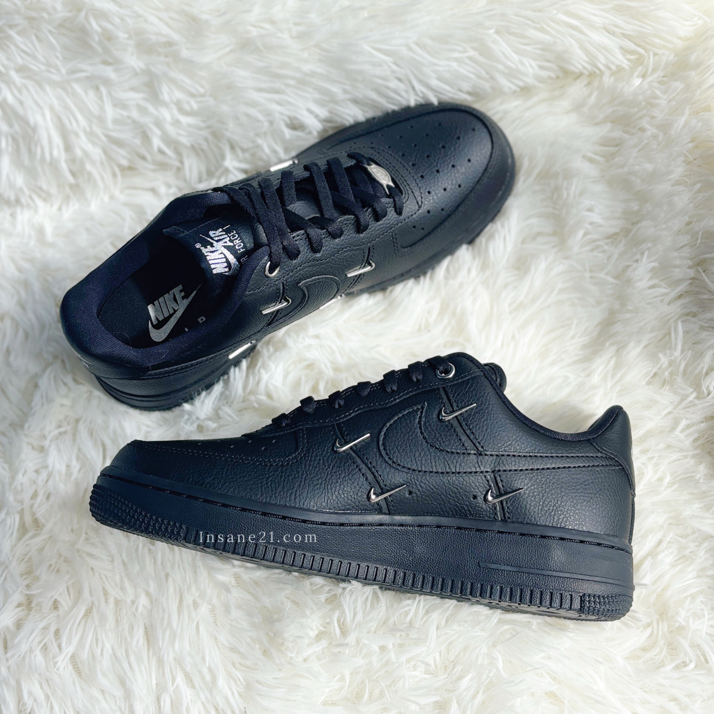NIKE W AIR FORCE 1 黑魂 小銀勾 全黑 立體金屬 女鞋 HQ1180-001