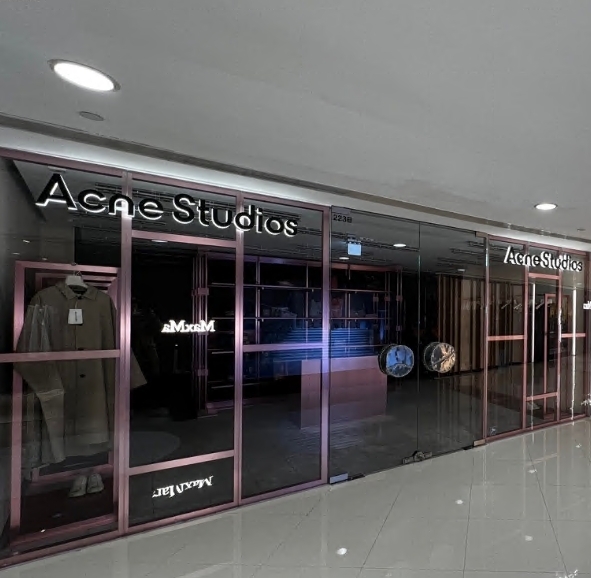 Acne Studios Ice House Street
