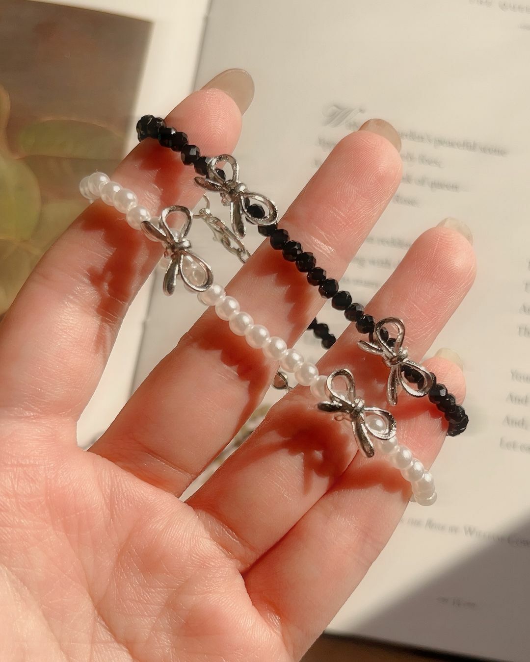 金色、銀色手鍊很多了嗎？ 來個黑色、白色手鍊一起搭配更加分唷🧸  漂亮的串珠手鍊 質地戴起來很有光澤 跟著光線反光亮亮的🫧 三個小蝴蝶結平均分佈 不管在哪個角度，舉手投足都可以看見迷人的蝴蝶結🎀  白色款是貝珠，質感像珍珠 加上最流行都蝴蝶結，非常迷人可愛 而且秋冬好適合珍珠哦🤍  黑色款的珠珠是鑽切版 更多角度可以反射光線 所以看起來總是像水晶黑得發亮🖤✨ 有點酷、也有點辣🤩