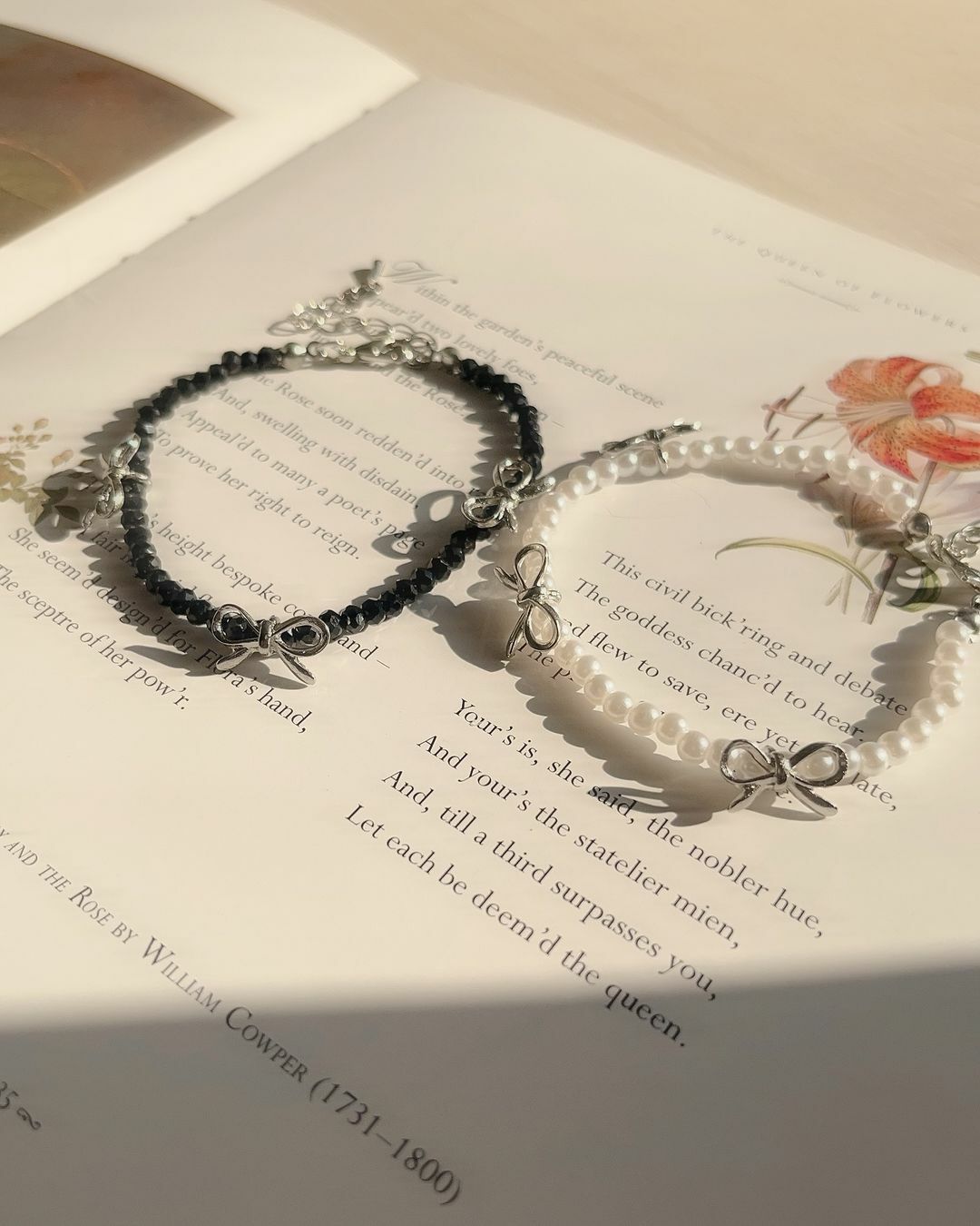 金色、銀色手鍊很多了嗎？ 來個黑色、白色手鍊一起搭配更加分唷🧸  漂亮的串珠手鍊 質地戴起來很有光澤 跟著光線反光亮亮的🫧 三個小蝴蝶結平均分佈 不管在哪個角度，舉手投足都可以看見迷人的蝴蝶結🎀  白色款是貝珠，質感像珍珠 加上最流行都蝴蝶結，非常迷人可愛 而且秋冬好適合珍珠哦🤍  黑色款的珠珠是鑽切版 更多角度可以反射光線 所以看起來總是像水晶黑得發亮🖤✨ 有點酷、也有點辣🤩