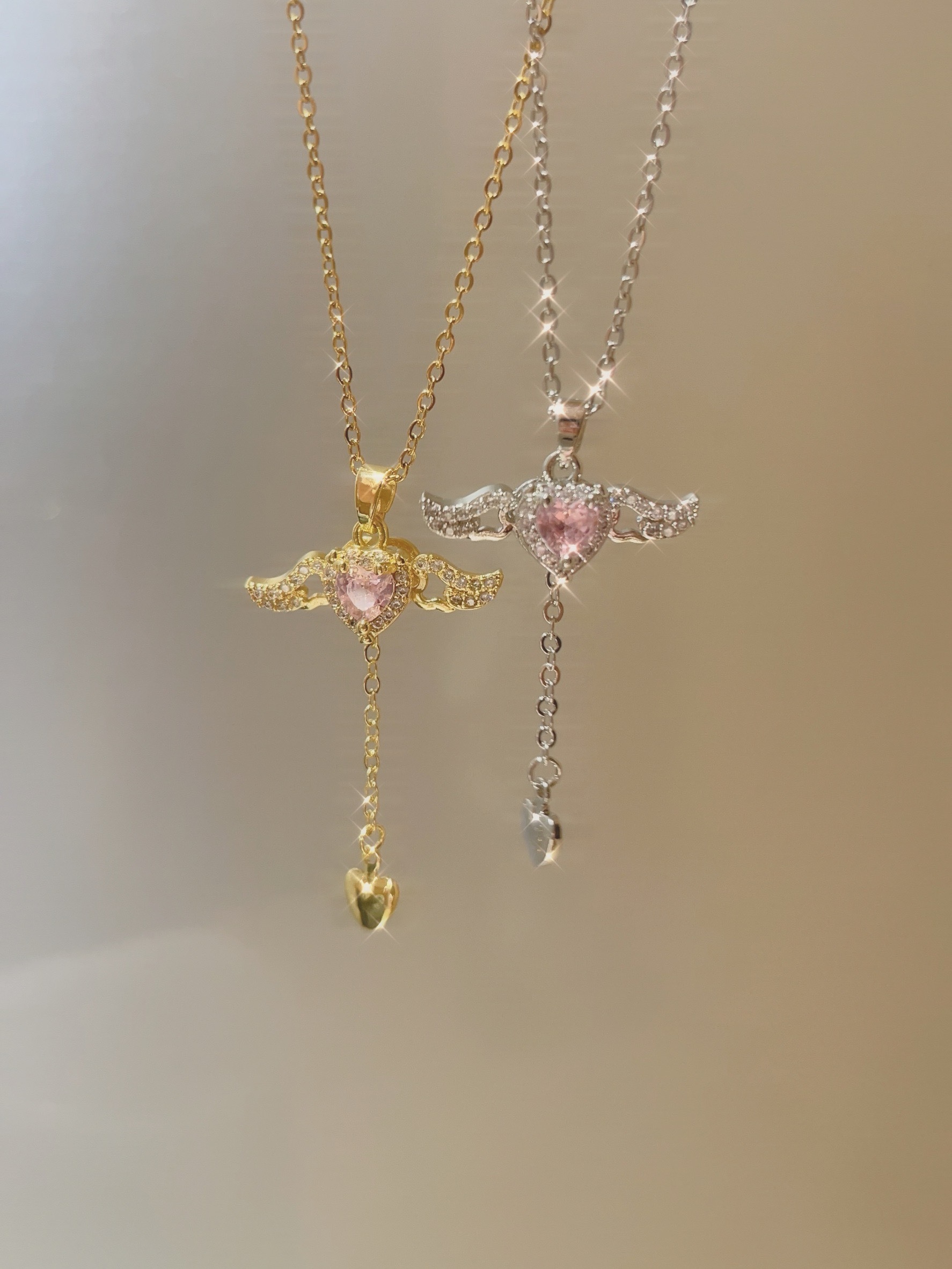 到會尖叫！超級漂亮華麗的魔法棒🪄 看到這條之後，最漂亮項鍊的排行榜要洗牌了 絕對有這條愛心魔法棒✨ 很像小櫻的星之杖，只是星星換成粉色愛心 更可愛了💗(⁎⁍̴̛ᴗ⁍̴̛⁎)  從愛心垂下的鏈條，結尾是一個小愛心，超可愛的細節.ᐟ.ᐟ ⭐️最讓人驚豔的的大亮點是𖤐 把鏈條往下拉，翅膀會跟著飛翔🪽 太可愛了啦😍  翅膀跟愛心的邊框是滿鑽的 戴起來閃閃發光 好讓人心動！ 絕對是首飾盒必須擁有的一條美麗項鍊🌷