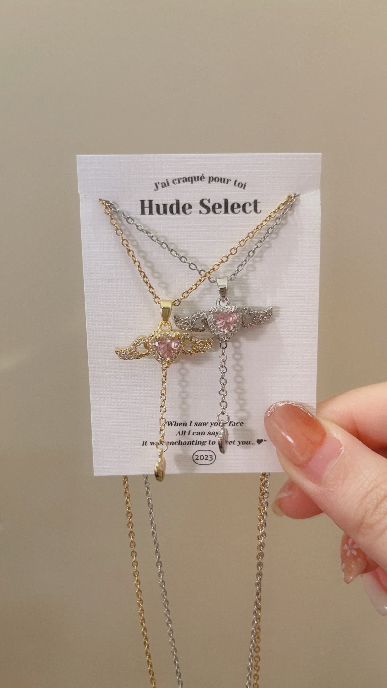 到會尖叫！超級漂亮華麗的魔法棒🪄 看到這條之後，最漂亮項鍊的排行榜要洗牌了 絕對有這條愛心魔法棒✨ 很像小櫻的星之杖，只是星星換成粉色愛心 更可愛了💗(⁎⁍̴̛ᴗ⁍̴̛⁎)  從愛心垂下的鏈條，結尾是一個小愛心，超可愛的細節.ᐟ.ᐟ ⭐️最讓人驚豔的的大亮點是𖤐 把鏈條往下拉，翅膀會跟著飛翔🪽 太可愛了啦😍  翅膀跟愛心的邊框是滿鑽的 戴起來閃閃發光 好讓人心動！ 絕對是首飾盒必須擁有的一條美麗項鍊🌷