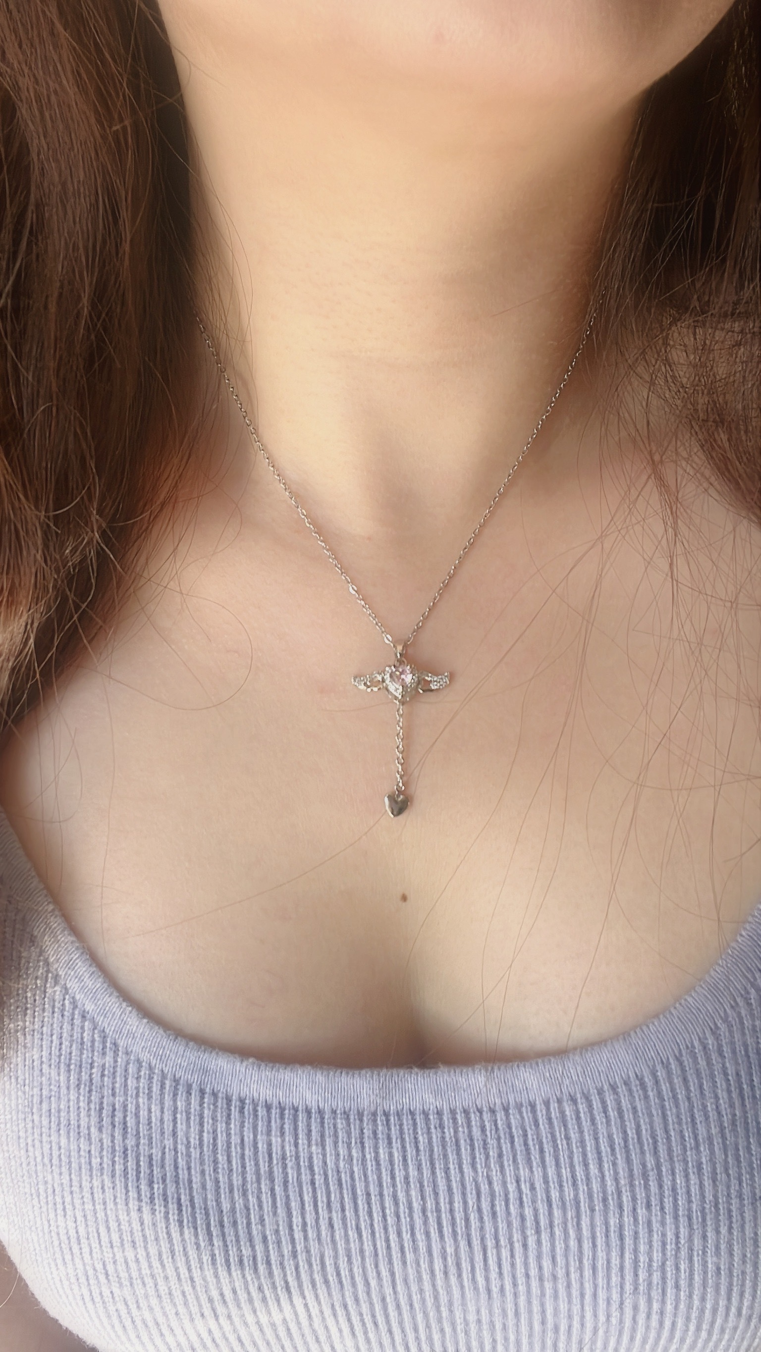 到會尖叫！超級漂亮華麗的魔法棒🪄 看到這條之後，最漂亮項鍊的排行榜要洗牌了 絕對有這條愛心魔法棒✨ 很像小櫻的星之杖，只是星星換成粉色愛心 更可愛了💗(⁎⁍̴̛ᴗ⁍̴̛⁎)  從愛心垂下的鏈條，結尾是一個小愛心，超可愛的細節.ᐟ.ᐟ ⭐️最讓人驚豔的的大亮點是𖤐 把鏈條往下拉，翅膀會跟著飛翔🪽 太可愛了啦😍  翅膀跟愛心的邊框是滿鑽的 戴起來閃閃發光 好讓人心動！ 絕對是首飾盒必須擁有的一條美麗項鍊🌷