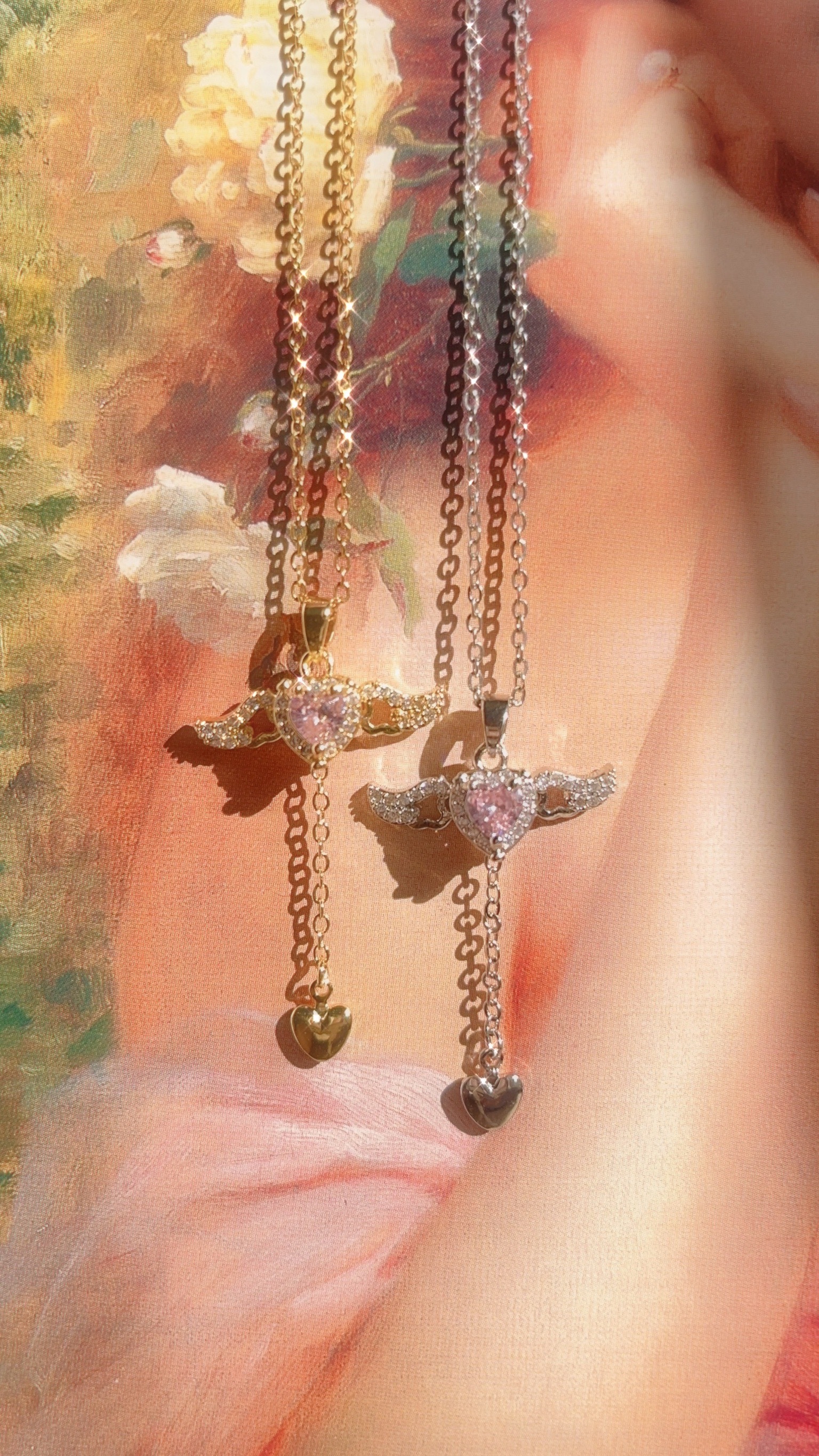 到會尖叫！超級漂亮華麗的魔法棒🪄 看到這條之後，最漂亮項鍊的排行榜要洗牌了 絕對有這條愛心魔法棒✨ 很像小櫻的星之杖，只是星星換成粉色愛心 更可愛了💗(⁎⁍̴̛ᴗ⁍̴̛⁎)  從愛心垂下的鏈條，結尾是一個小愛心，超可愛的細節.ᐟ.ᐟ ⭐️最讓人驚豔的的大亮點是𖤐 把鏈條往下拉，翅膀會跟著飛翔🪽 太可愛了啦😍  翅膀跟愛心的邊框是滿鑽的 戴起來閃閃發光 好讓人心動！ 絕對是首飾盒必須擁有的一條美麗項鍊🌷