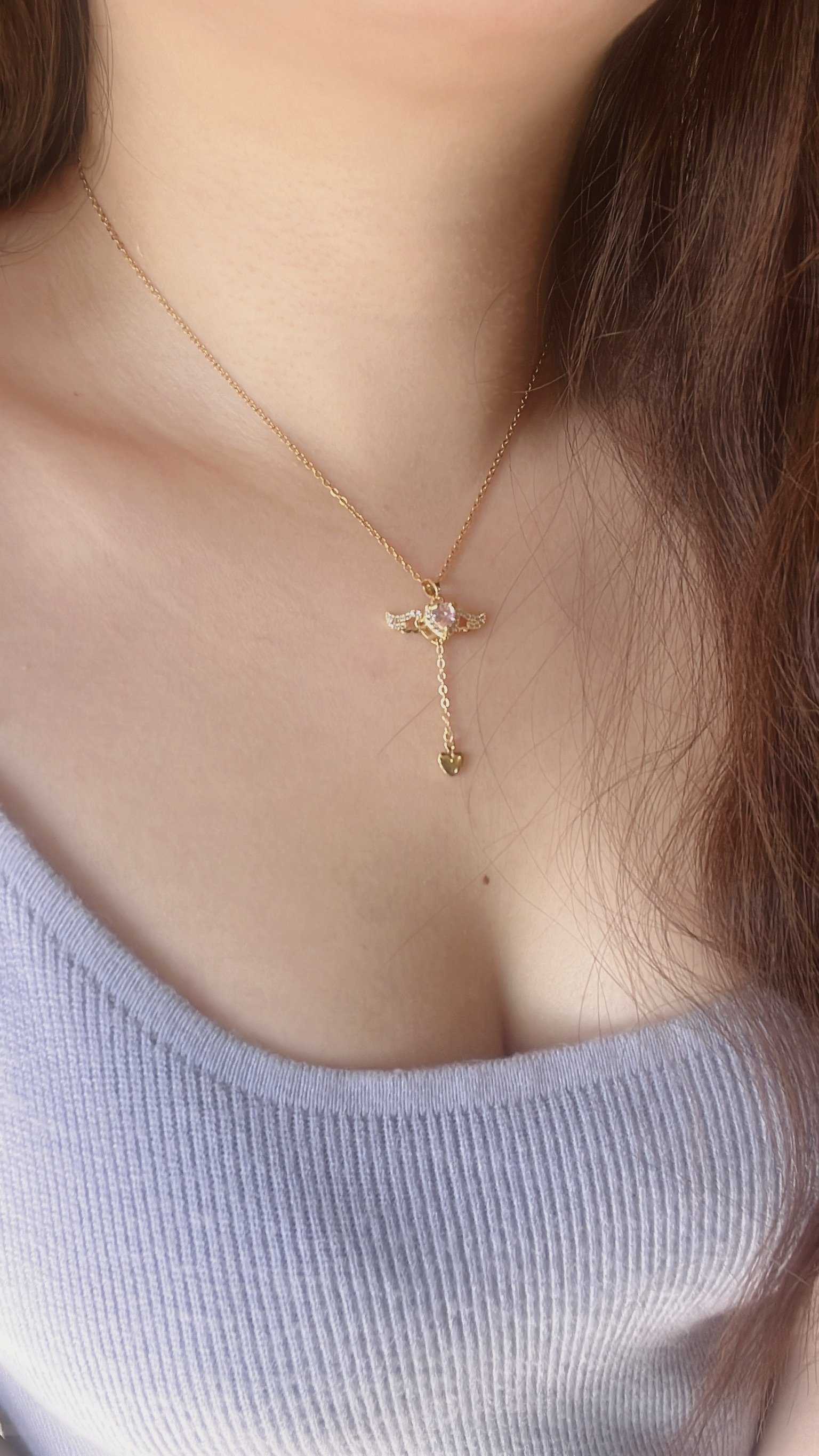 到會尖叫！超級漂亮華麗的魔法棒🪄 看到這條之後，最漂亮項鍊的排行榜要洗牌了 絕對有這條愛心魔法棒✨ 很像小櫻的星之杖，只是星星換成粉色愛心 更可愛了💗(⁎⁍̴̛ᴗ⁍̴̛⁎)  從愛心垂下的鏈條，結尾是一個小愛心，超可愛的細節.ᐟ.ᐟ ⭐️最讓人驚豔的的大亮點是𖤐 把鏈條往下拉，翅膀會跟著飛翔🪽 太可愛了啦😍  翅膀跟愛心的邊框是滿鑽的 戴起來閃閃發光 好讓人心動！ 絕對是首飾盒必須擁有的一條美麗項鍊🌷