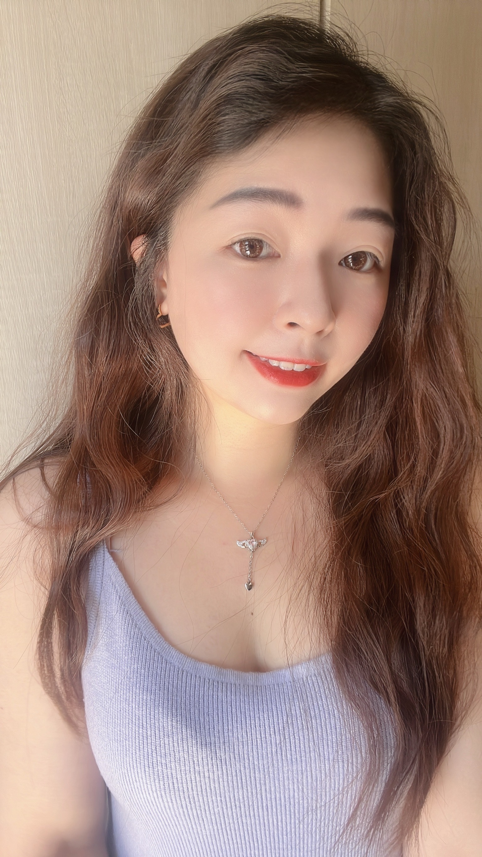 到會尖叫！超級漂亮華麗的魔法棒🪄 看到這條之後，最漂亮項鍊的排行榜要洗牌了 絕對有這條愛心魔法棒✨ 很像小櫻的星之杖，只是星星換成粉色愛心 更可愛了💗(⁎⁍̴̛ᴗ⁍̴̛⁎)  從愛心垂下的鏈條，結尾是一個小愛心，超可愛的細節.ᐟ.ᐟ ⭐️最讓人驚豔的的大亮點是𖤐 把鏈條往下拉，翅膀會跟著飛翔🪽 太可愛了啦😍  翅膀跟愛心的邊框是滿鑽的 戴起來閃閃發光 好讓人心動！ 絕對是首飾盒必須擁有的一條美麗項鍊🌷