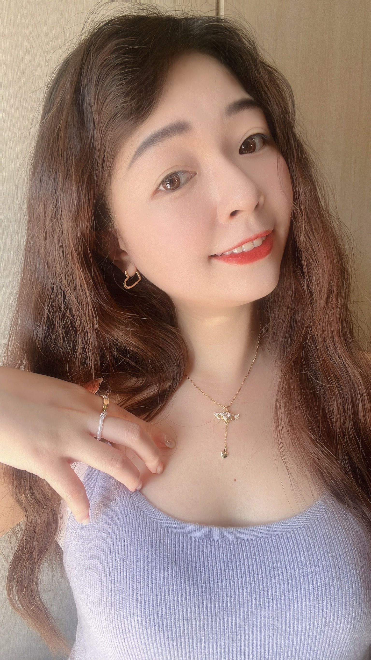 到會尖叫！超級漂亮華麗的魔法棒🪄 看到這條之後，最漂亮項鍊的排行榜要洗牌了 絕對有這條愛心魔法棒✨ 很像小櫻的星之杖，只是星星換成粉色愛心 更可愛了💗(⁎⁍̴̛ᴗ⁍̴̛⁎)  從愛心垂下的鏈條，結尾是一個小愛心，超可愛的細節.ᐟ.ᐟ ⭐️最讓人驚豔的的大亮點是𖤐 把鏈條往下拉，翅膀會跟著飛翔🪽 太可愛了啦😍  翅膀跟愛心的邊框是滿鑽的 戴起來閃閃發光 好讓人心動！ 絕對是首飾盒必須擁有的一條美麗項鍊🌷