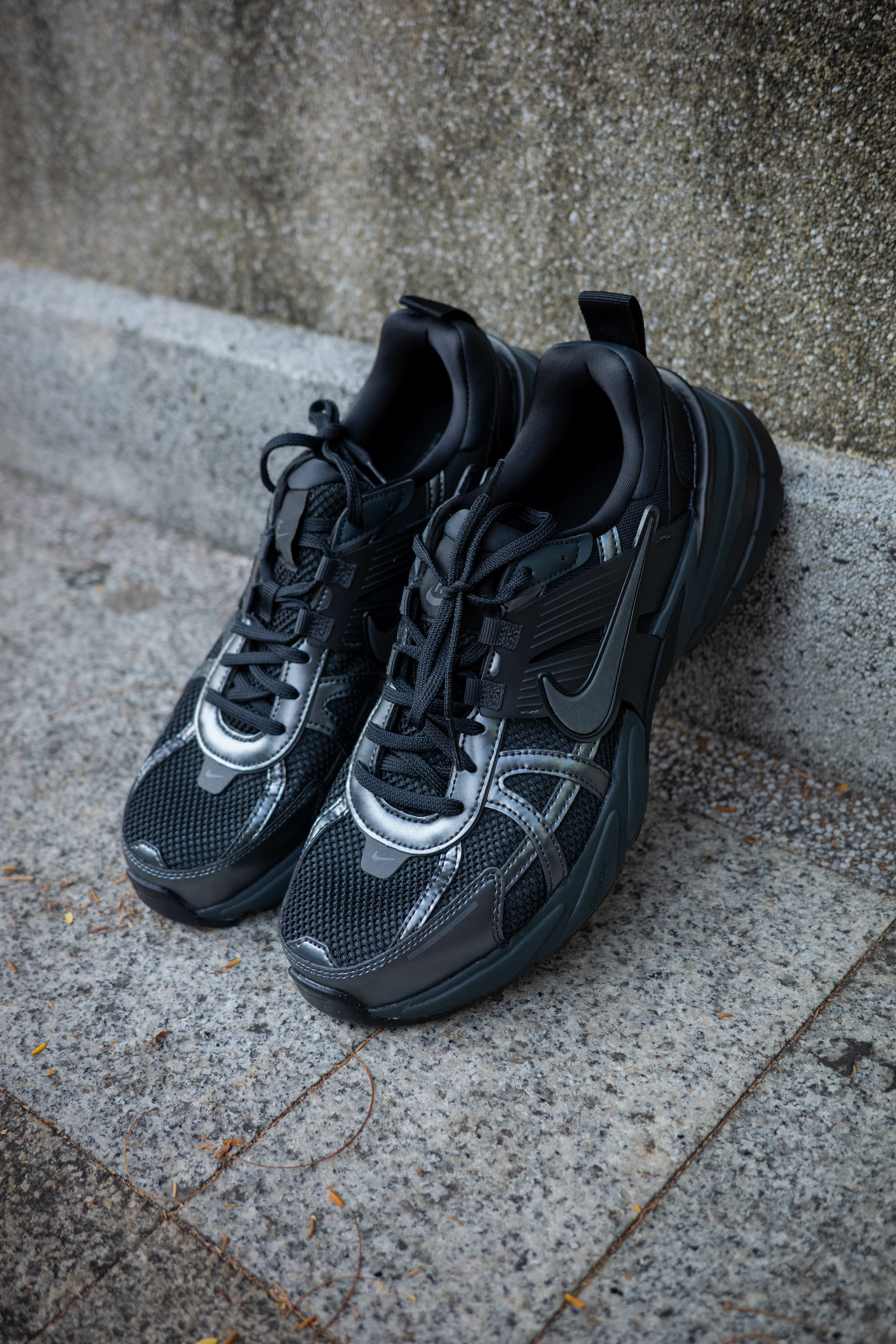 NIKE V2K Run 男鞋 黑色 全黑 網布 透氣 黑武士 運動 復古 休閒鞋 HJ4497-001