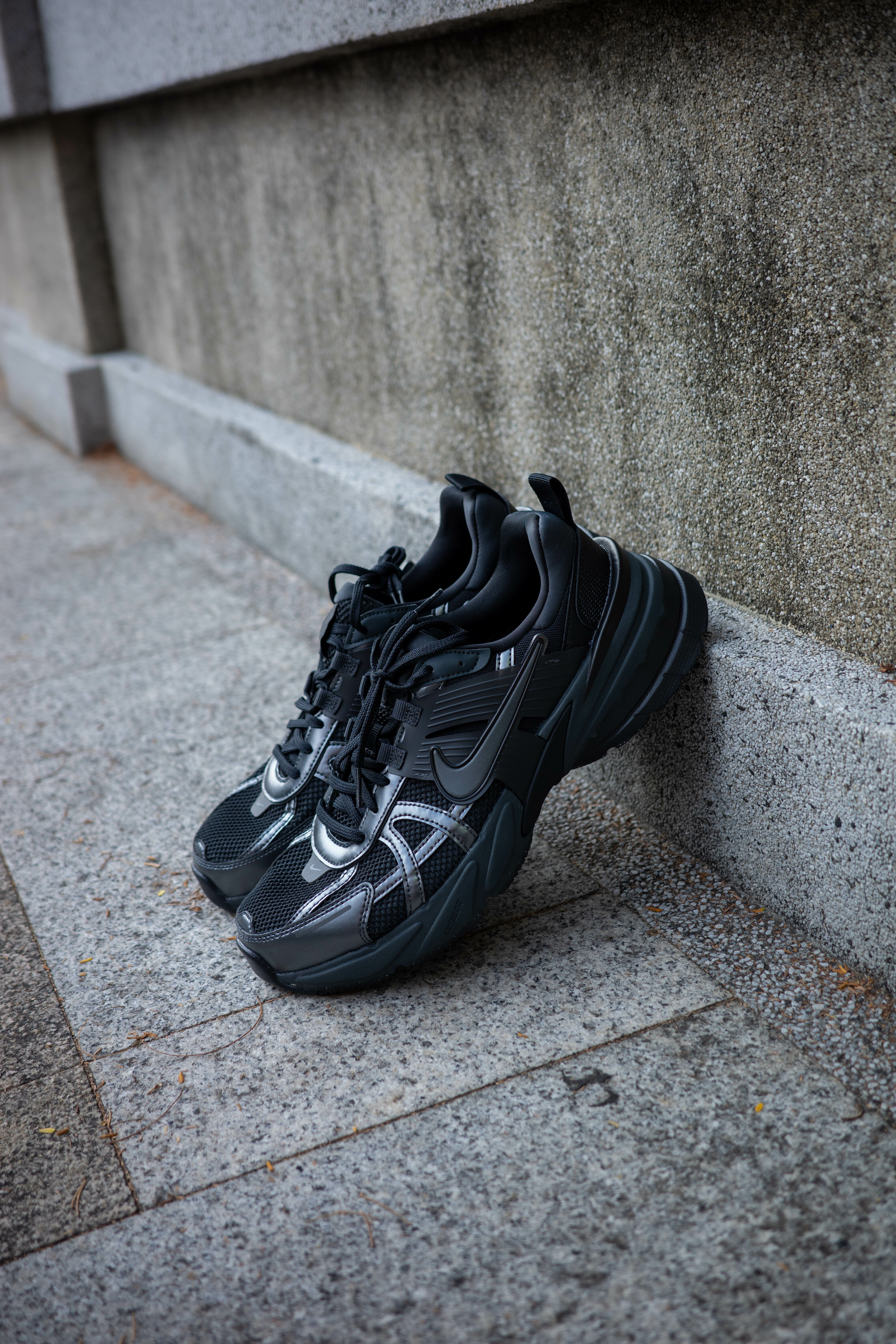 NIKE V2K Run 男鞋 黑色 全黑 網布 透氣 黑武士 運動 復古 休閒鞋 HJ4497-001