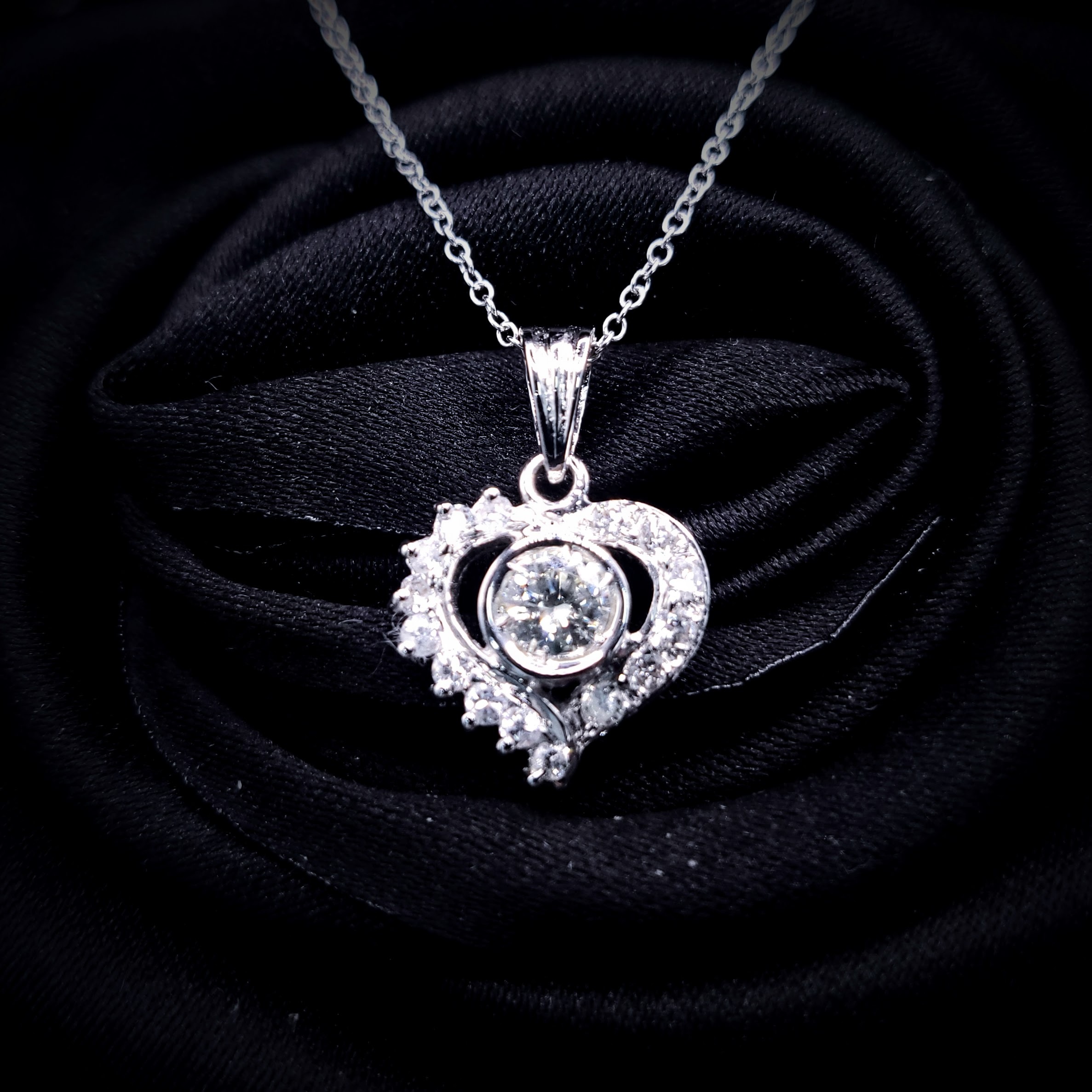 全新18K白金【單粒20份鑽石】配小鑽共40份鑽石吊墜