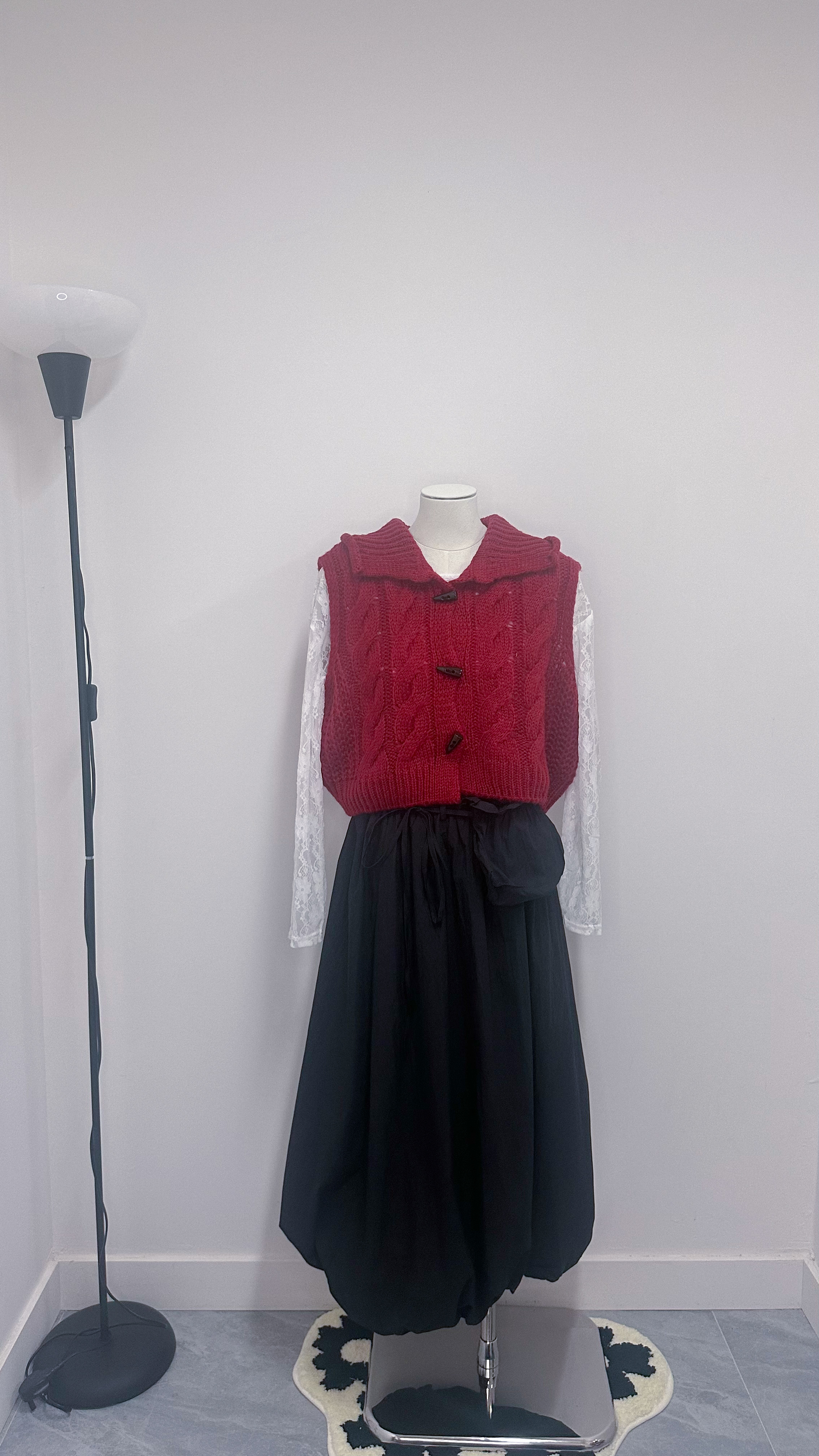 紅色牛角鈕背心冷衫