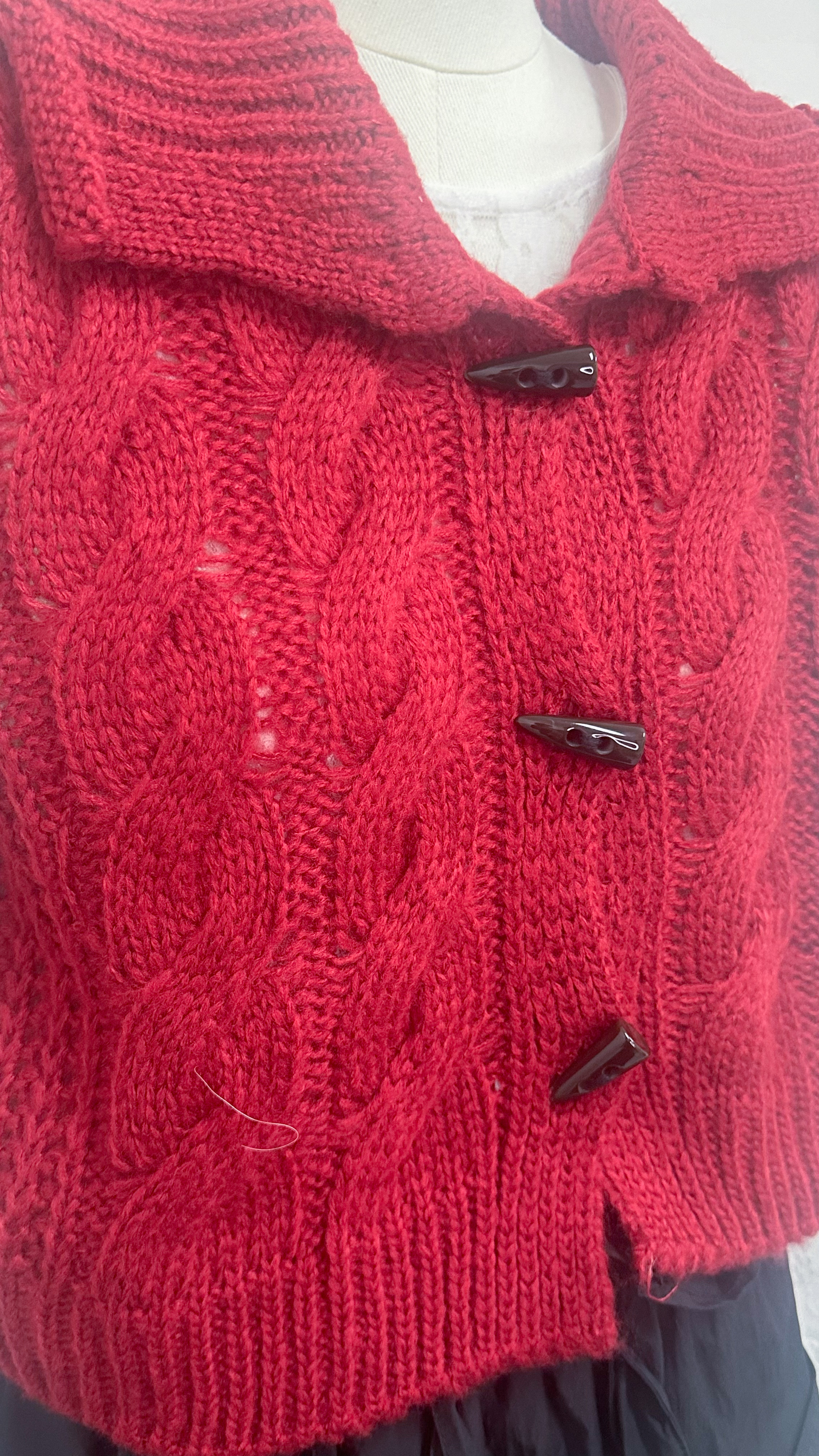 紅色牛角鈕背心冷衫