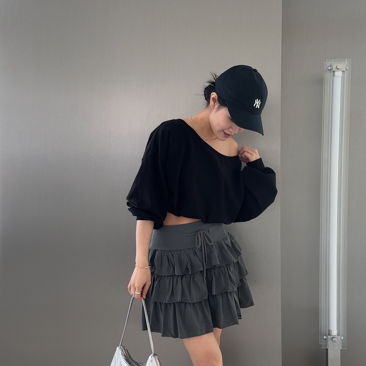 O33斜肩短版上衣(黑)