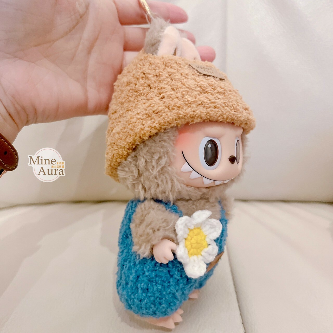 拉布布 LABUBU 心動馬卡龍 吊飾專用服裝 奶茶色帽 小花朵藍色吊帶褲套裝 (無附吊飾)