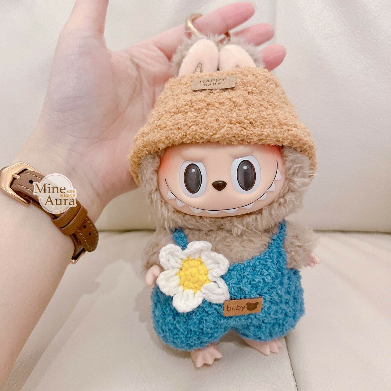 拉布布 LABUBU 心動馬卡龍 吊飾專用服裝 奶茶色帽 小花朵藍色吊帶褲套裝 (無附吊飾)