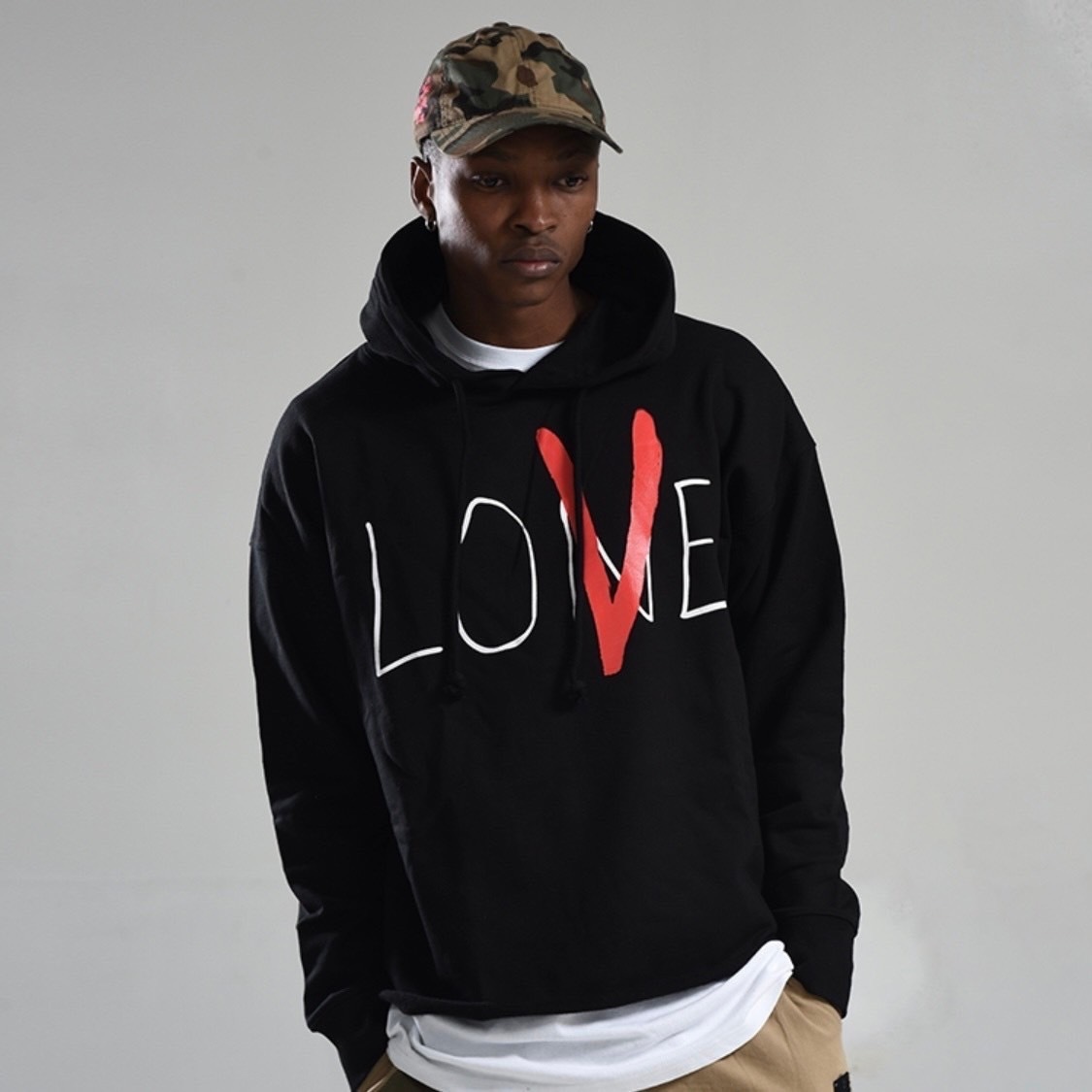 VLONE 情人節限定 短款 塗鴉字體 大V 帽T 男女同款 VLONEHD7