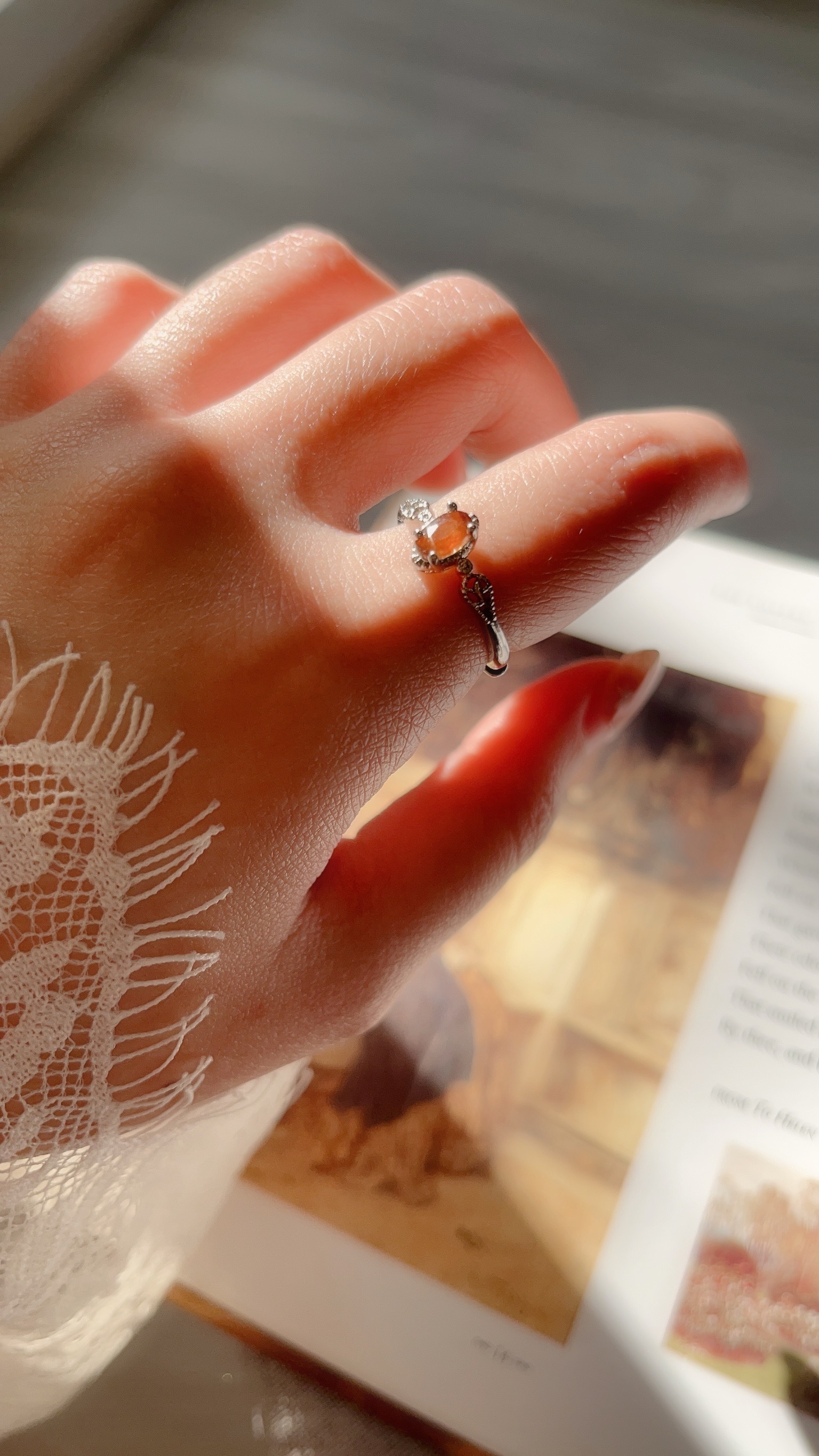 浪漫的法式復古設計 永遠看不膩 優雅公主的感覺 戴起來會覺得自己很可愛、很優雅、很自信✨  中間橢圓形的橙石榴石 也很像公主的歐式風的鏡子 端莊而優雅 復古且漂亮🌼  橙色的石榴石 擁有強大的吸引力和表現力 當我們被橙色石榴石所吸引時，這表明我們已準備好在精神上或物質上邁向更高的層次，更加充實地生活。