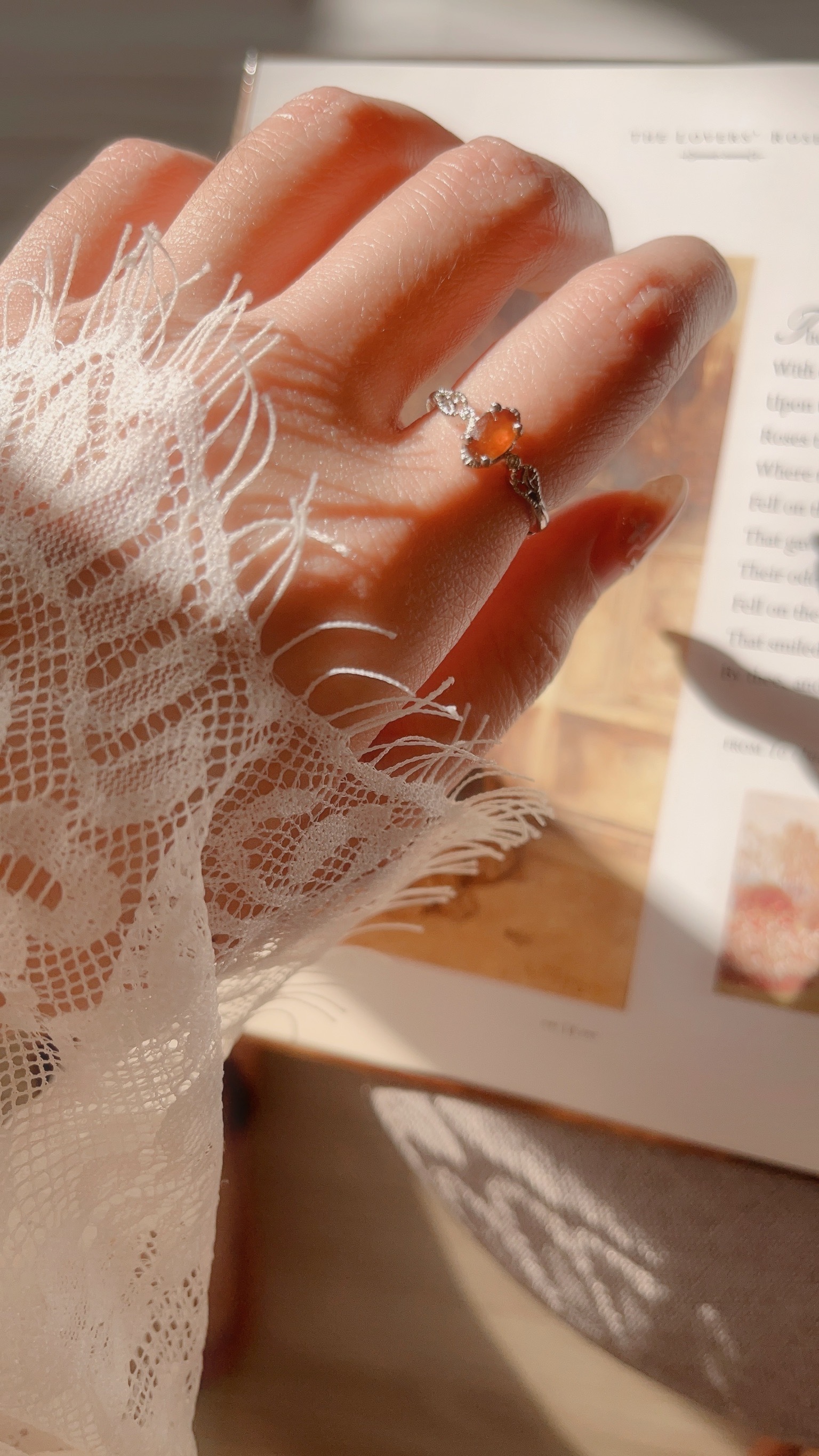 浪漫的法式復古設計 永遠看不膩 優雅公主的感覺 戴起來會覺得自己很可愛、很優雅、很自信✨  中間橢圓形的橙石榴石 也很像公主的歐式風的鏡子 端莊而優雅 復古且漂亮🌼  橙色的石榴石 擁有強大的吸引力和表現力 當我們被橙色石榴石所吸引時，這表明我們已準備好在精神上或物質上邁向更高的層次，更加充實地生活。